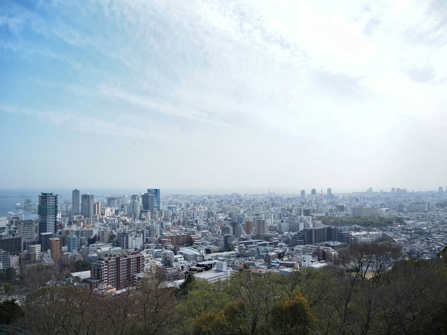 城市天際線的全景藍天和雲層