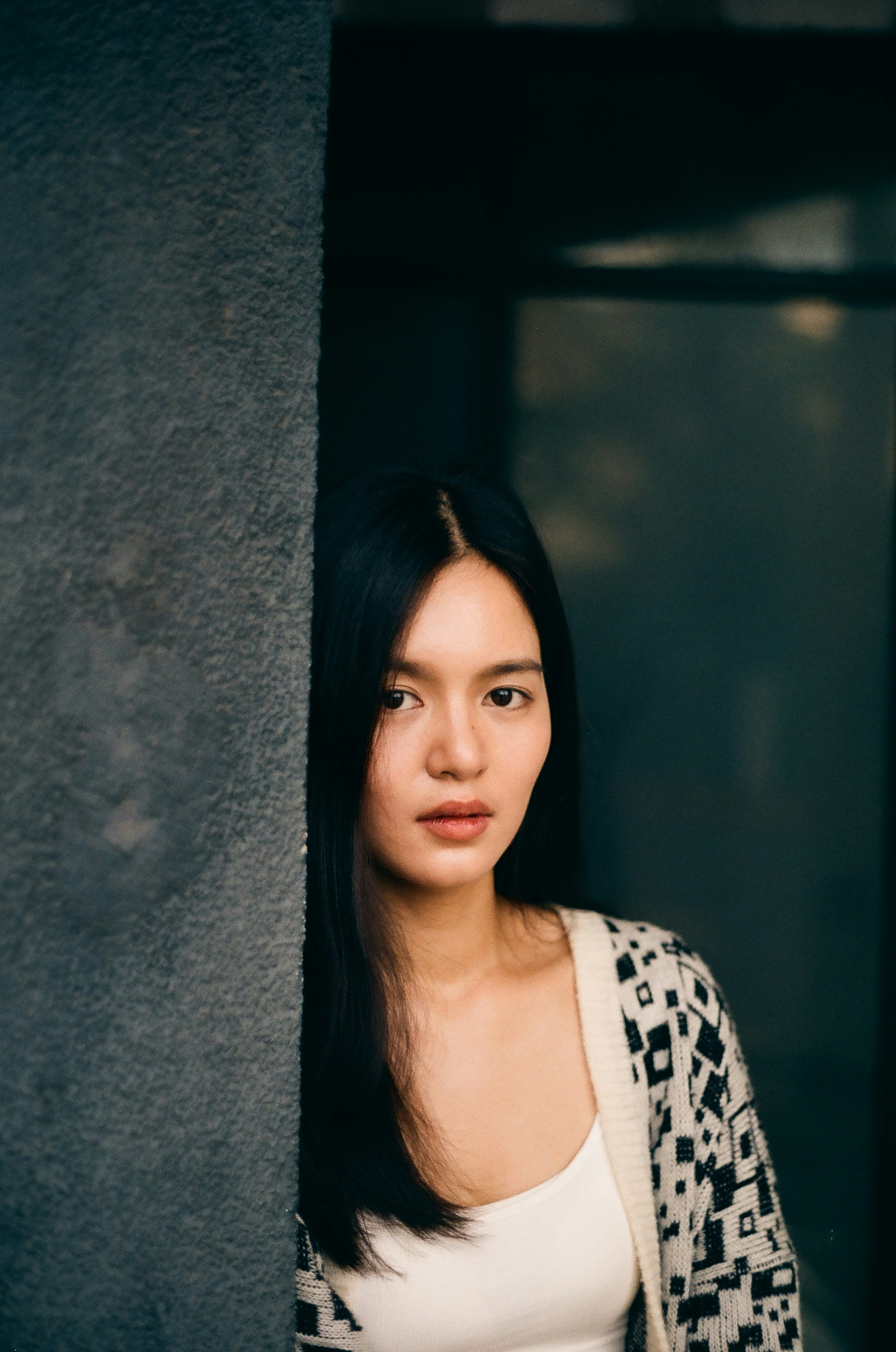 壁の陰に立つ女性のポートレート