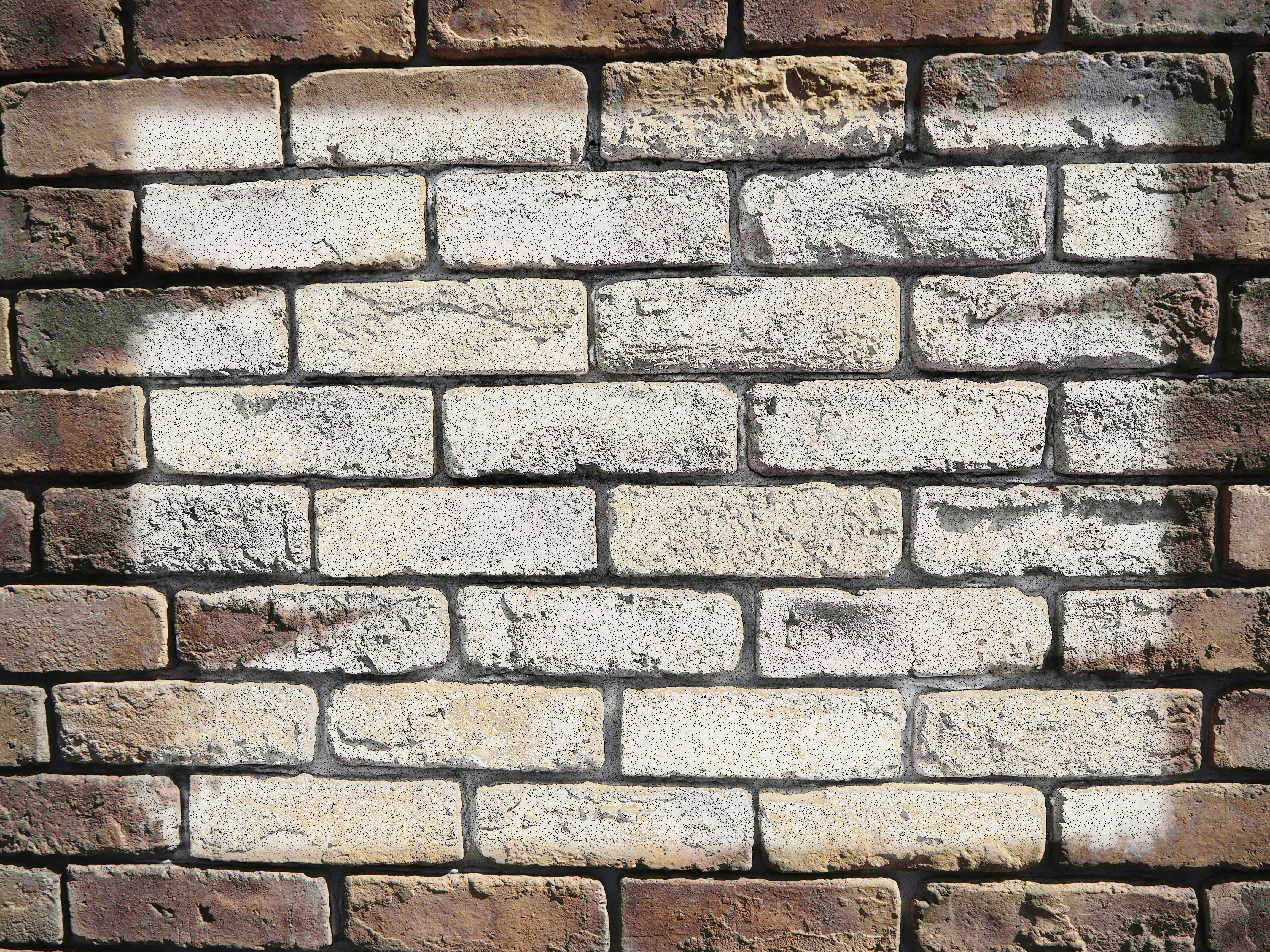 mur en briques texturé avec mortier usé