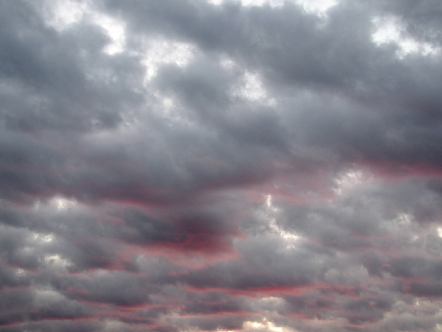 Bewölkter Himmel mit rosa Farbtönen