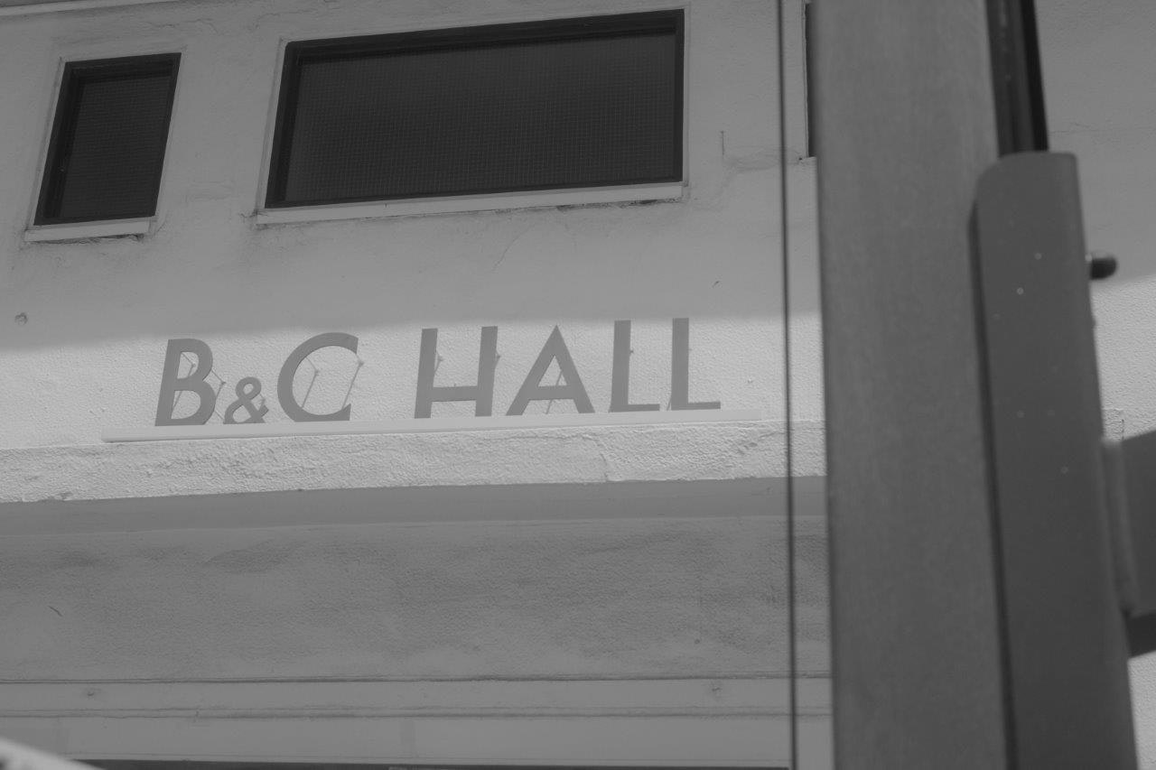 B&C HALLの看板がある建物の外壁