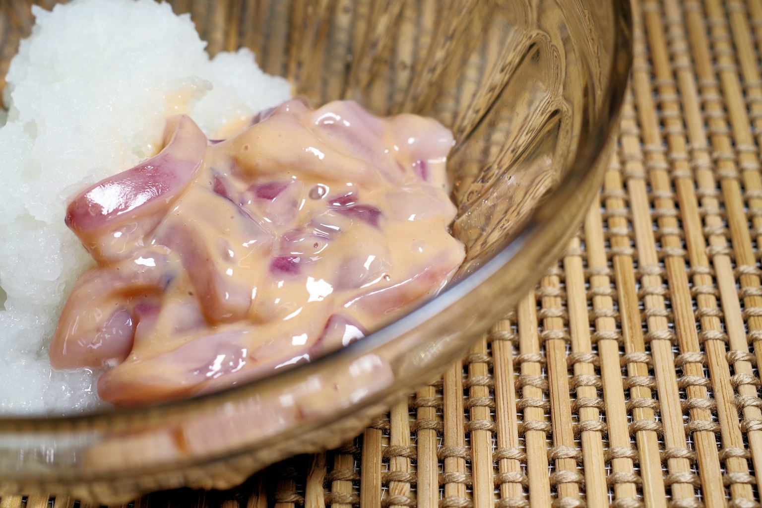 Ein Gericht mit geriebenem Daikon-Rettich und Natto