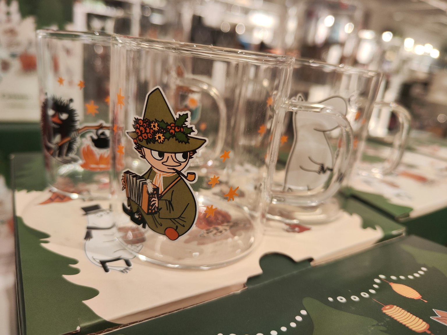 Mug en verre transparent avec un personnage et des décorations florales