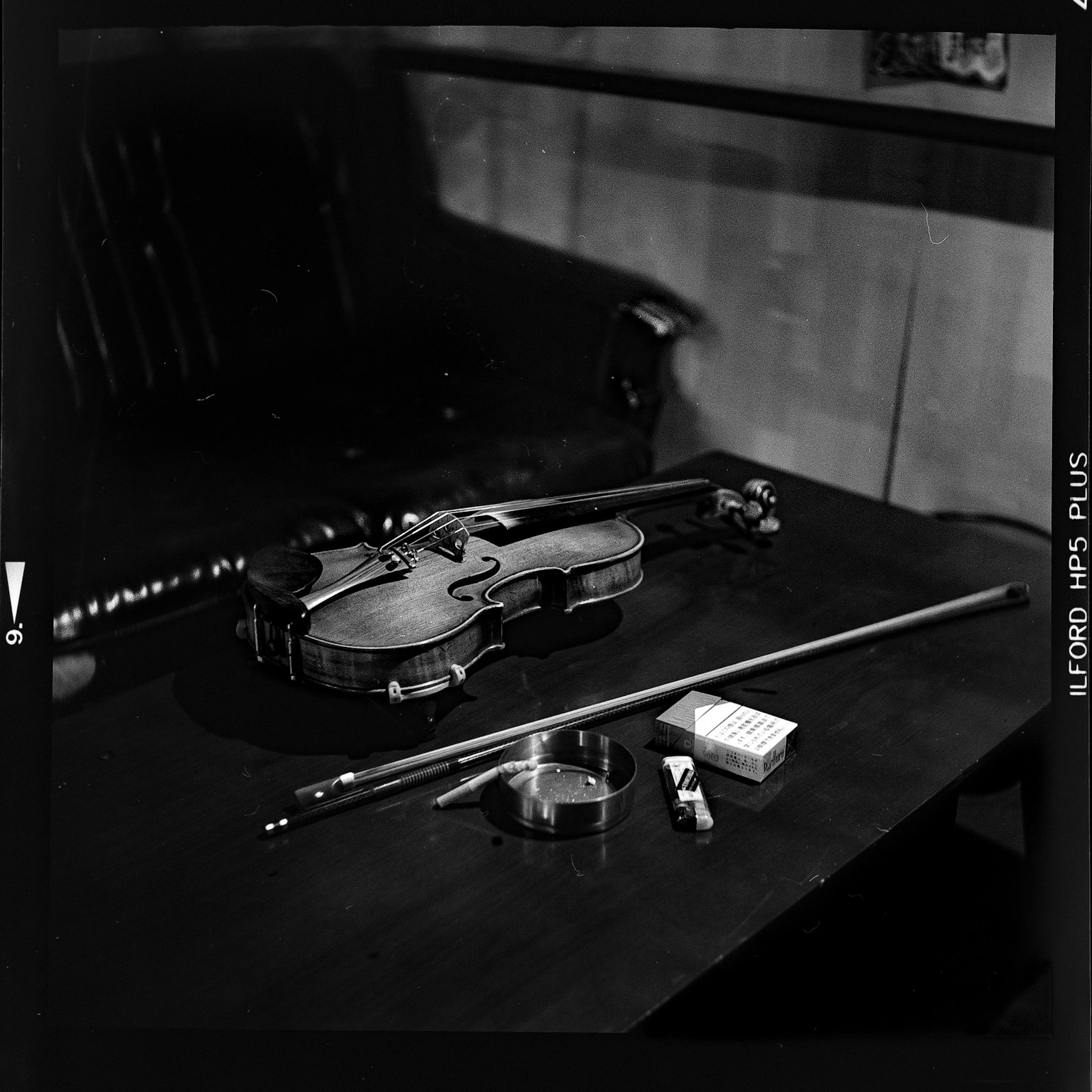 Violon et archet sur une table avec de petits accessoires