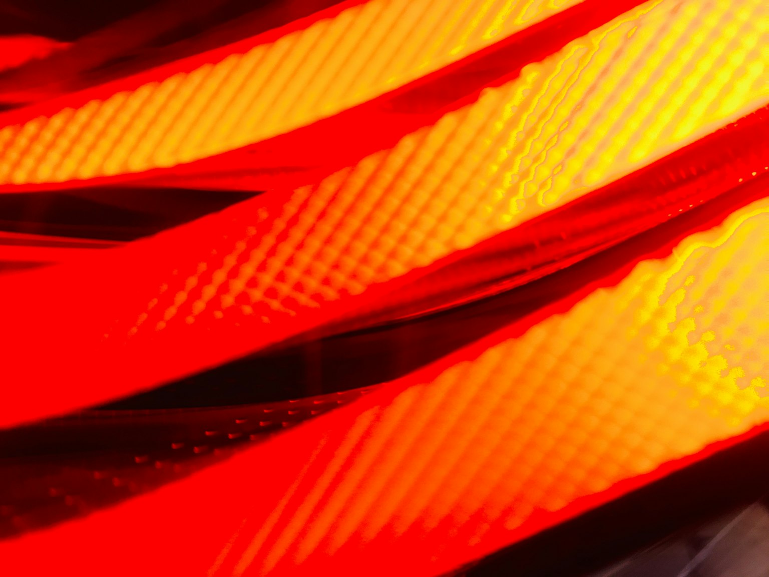 Motif abstrait de lumières rouges et oranges qui se croisent