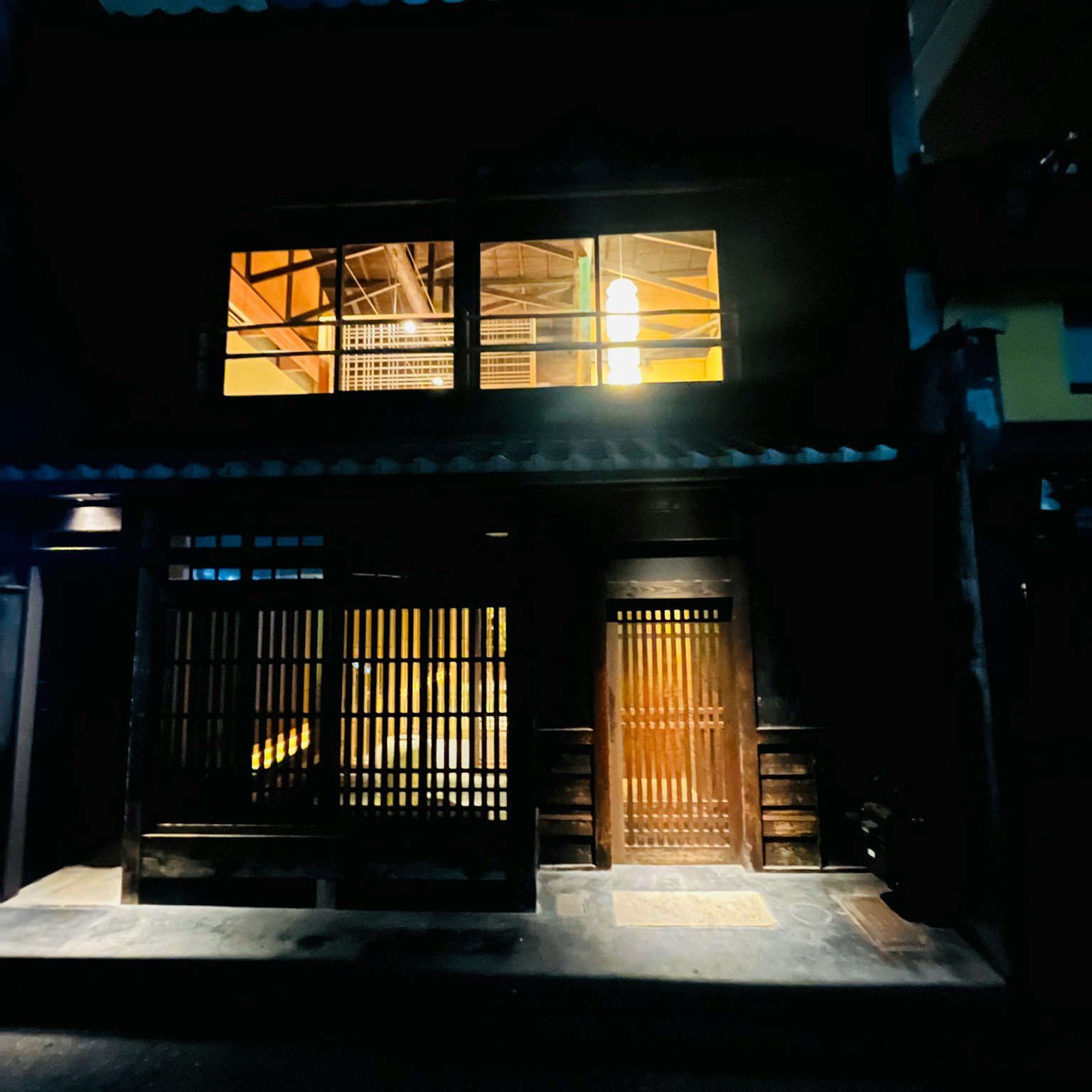 Esterno di una casa giapponese tradizionale illuminata di notte