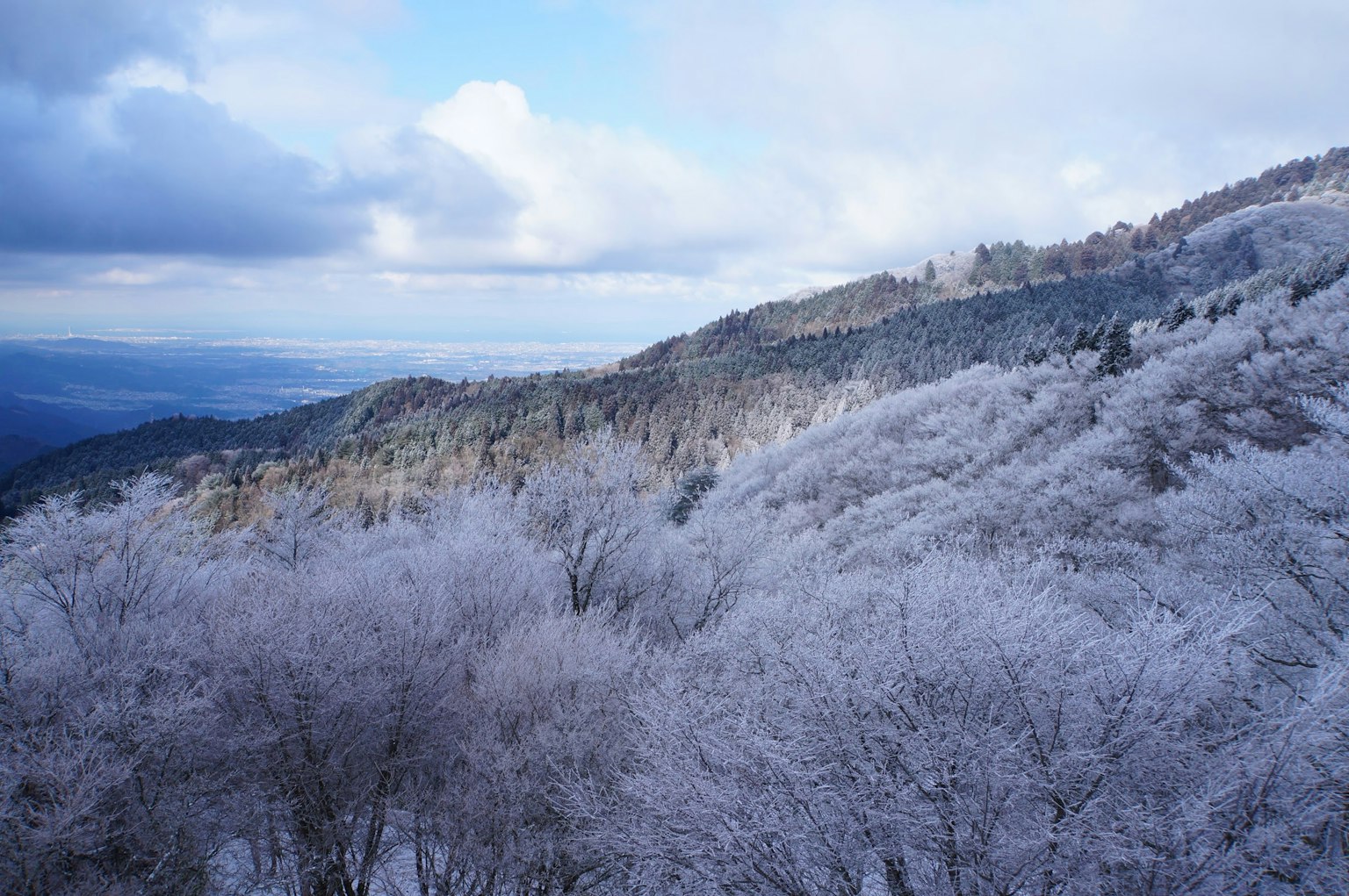 Montagnes enneigées sous un ciel bleu