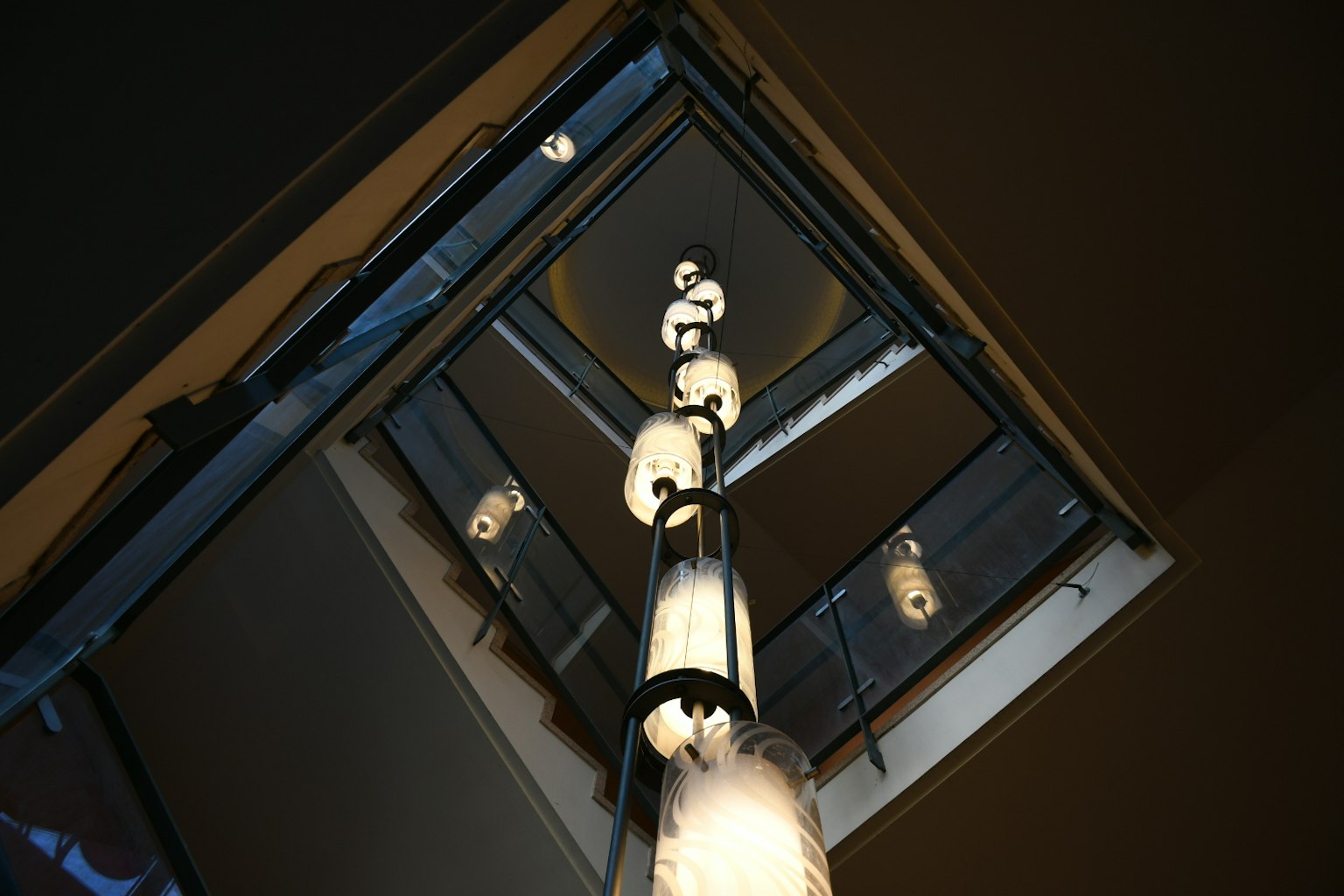 Vista di una scala a chiocciola con luci pendenti