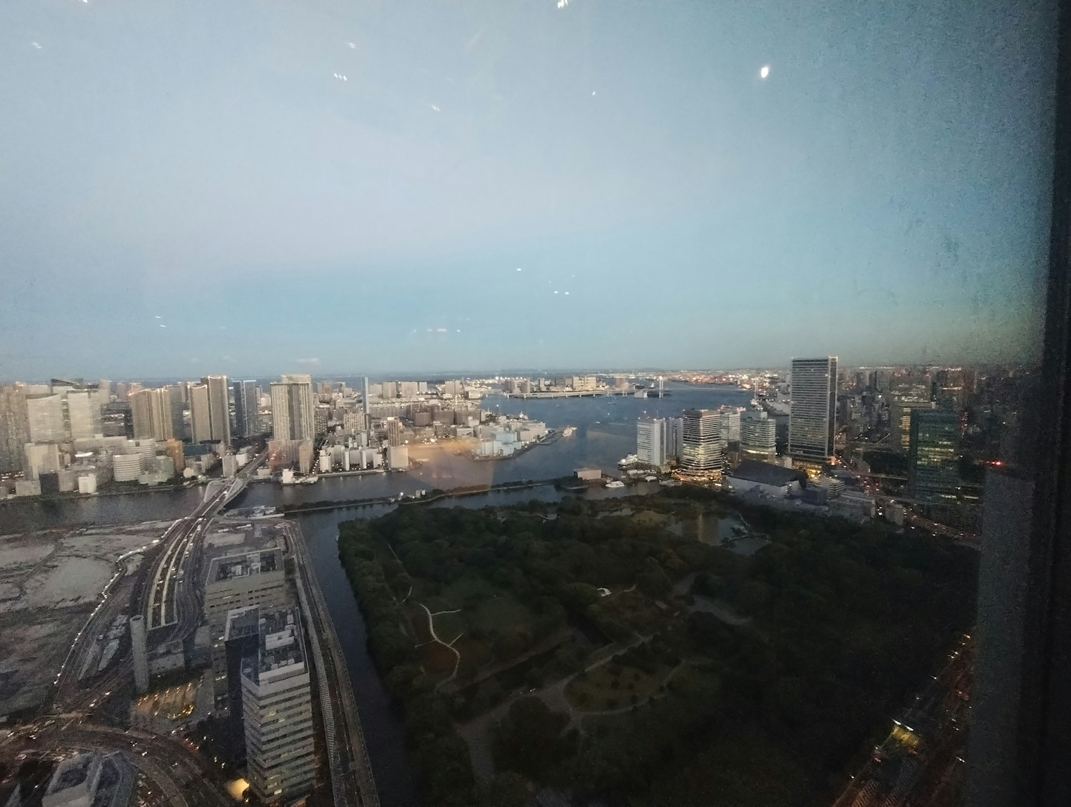 Vue de la ville de Tokyo au crépuscule avec une rivière et des bâtiments urbains