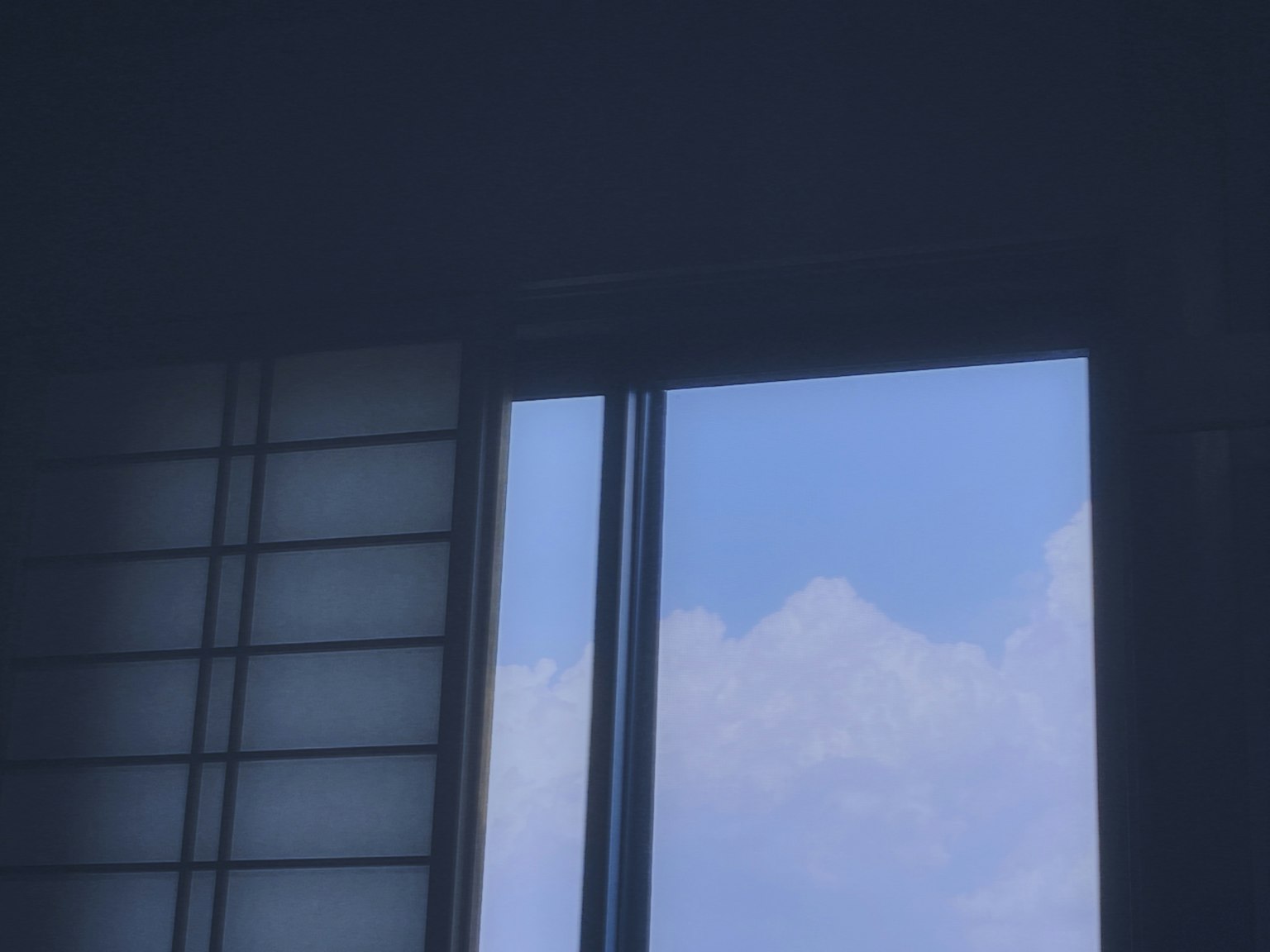 窗戶外藍天和雲朵的圖像