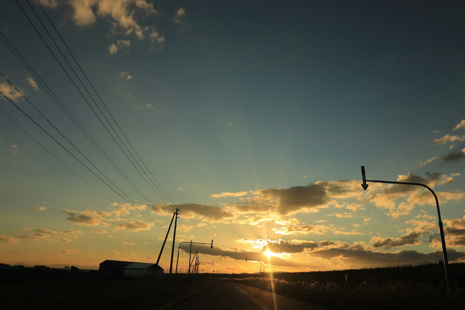 Paysage de coucher de soleil avec silhouettes de lignes électriques