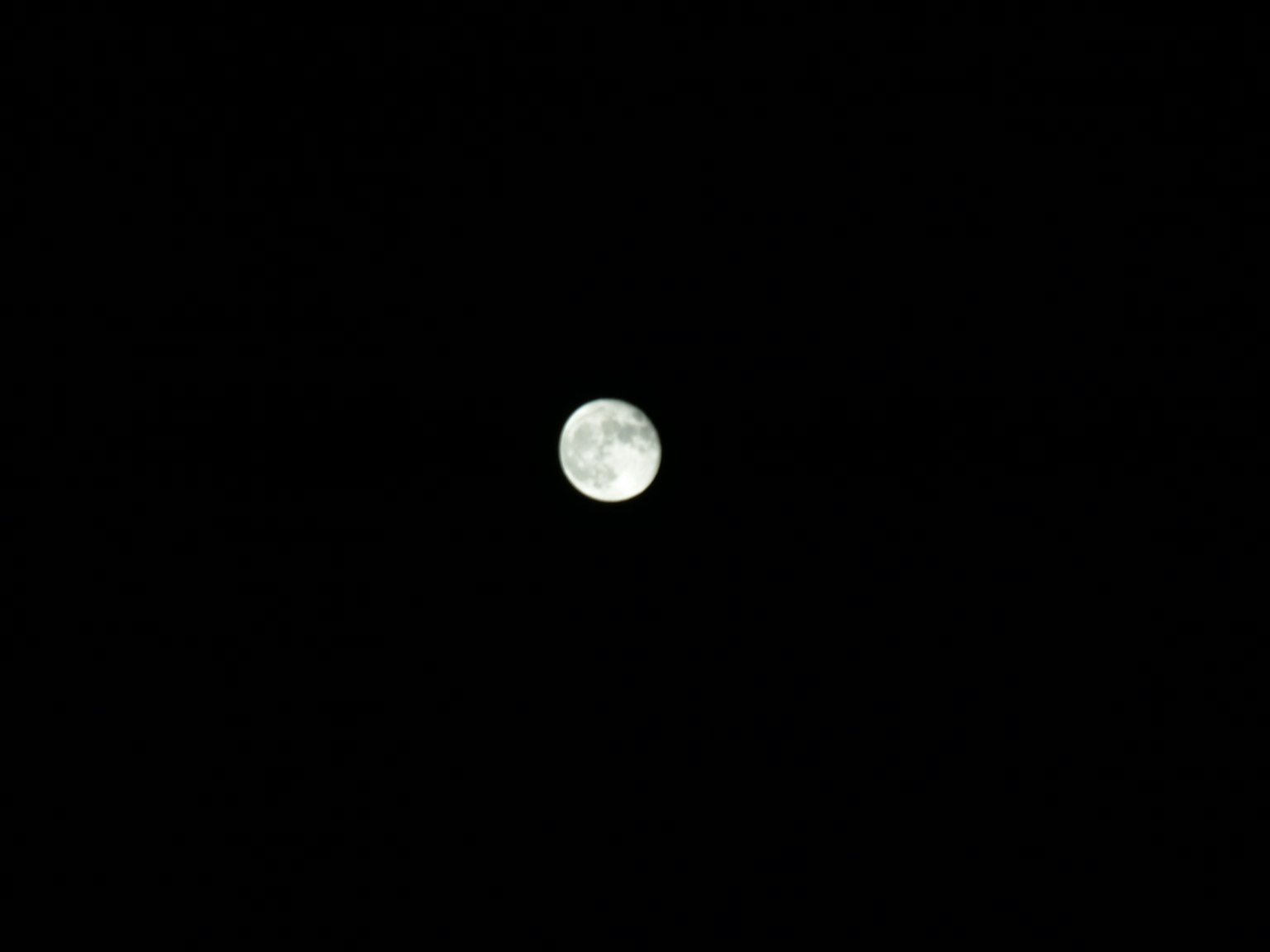 夜空中清晰的满月图像