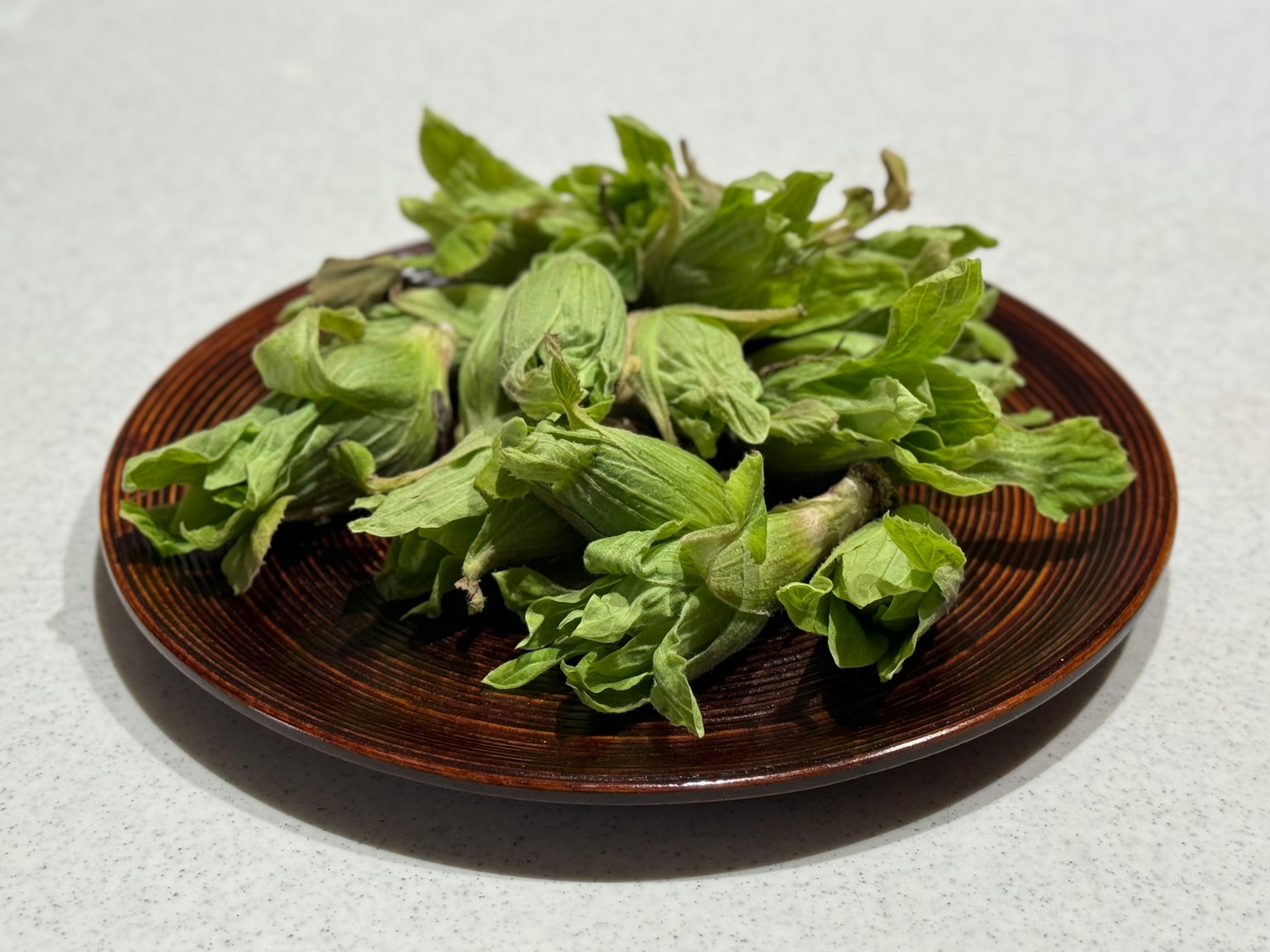 一盘新鲜绿色蔬菜