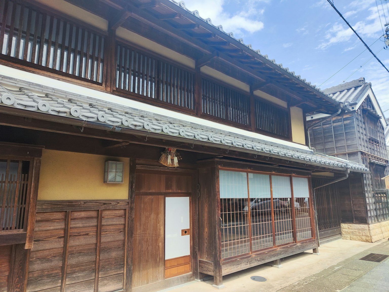 传统日本木屋外观，蓝天和木墙的特点
