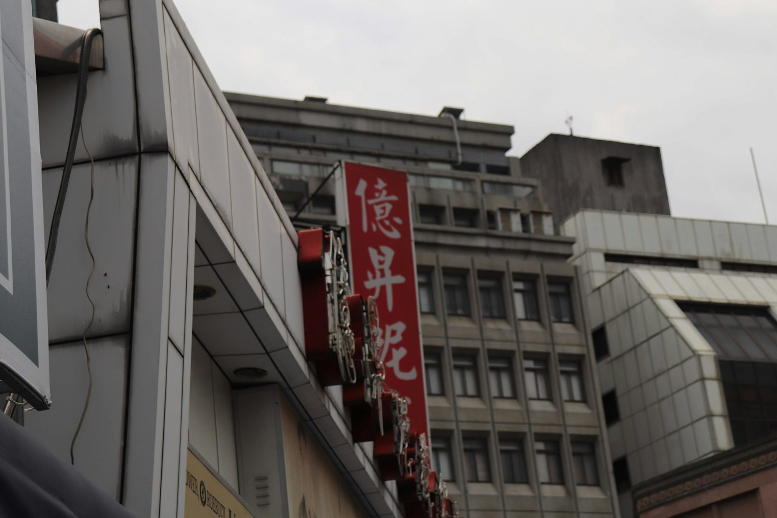 Escena urbana que presenta edificios y un letrero rojo