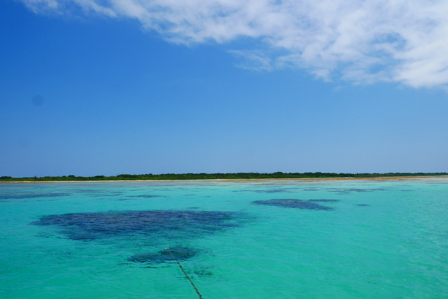 藍色海洋和天空的風景 遠處可見綠色島嶼