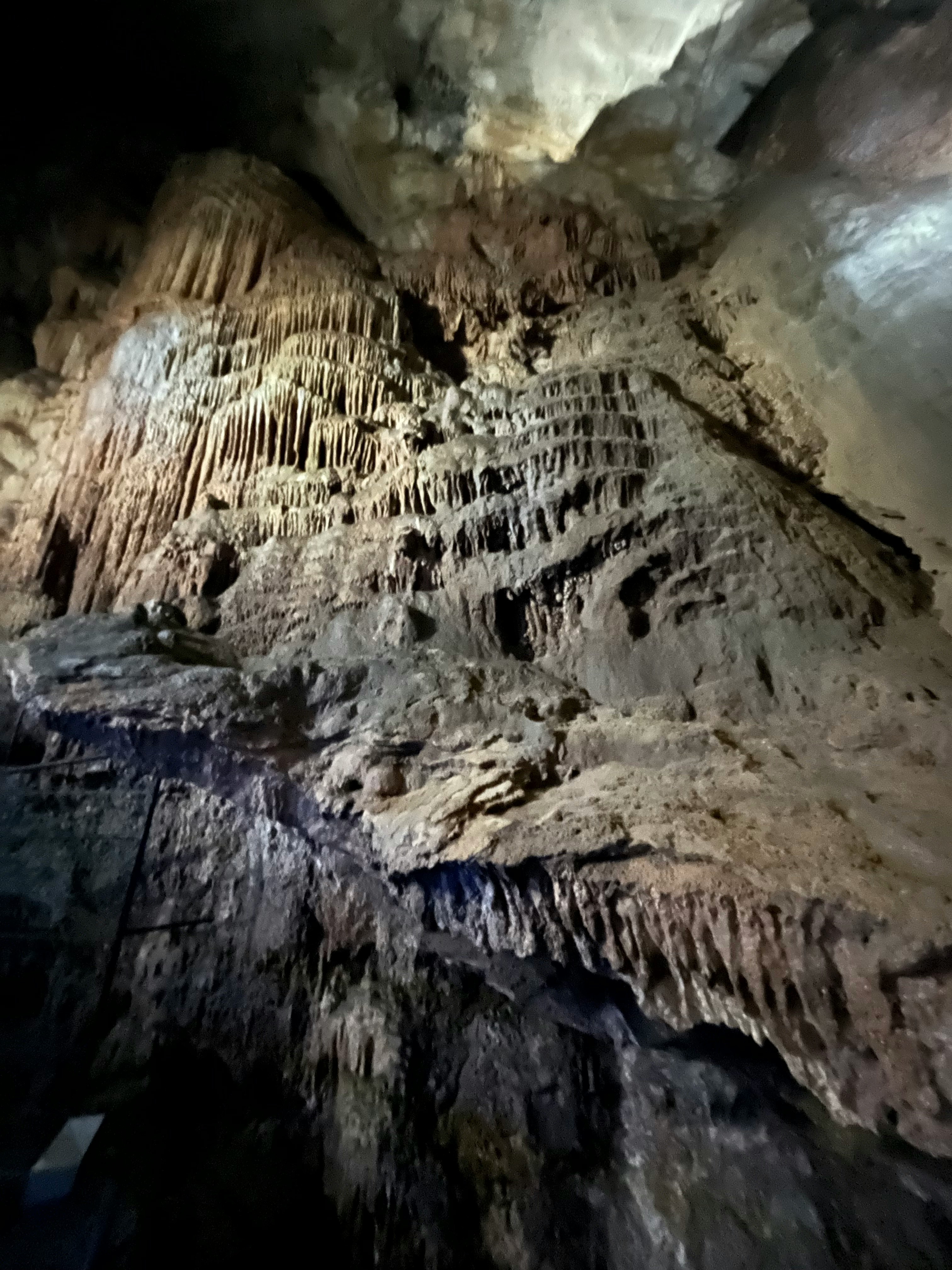 洞穴內部的層狀岩壁