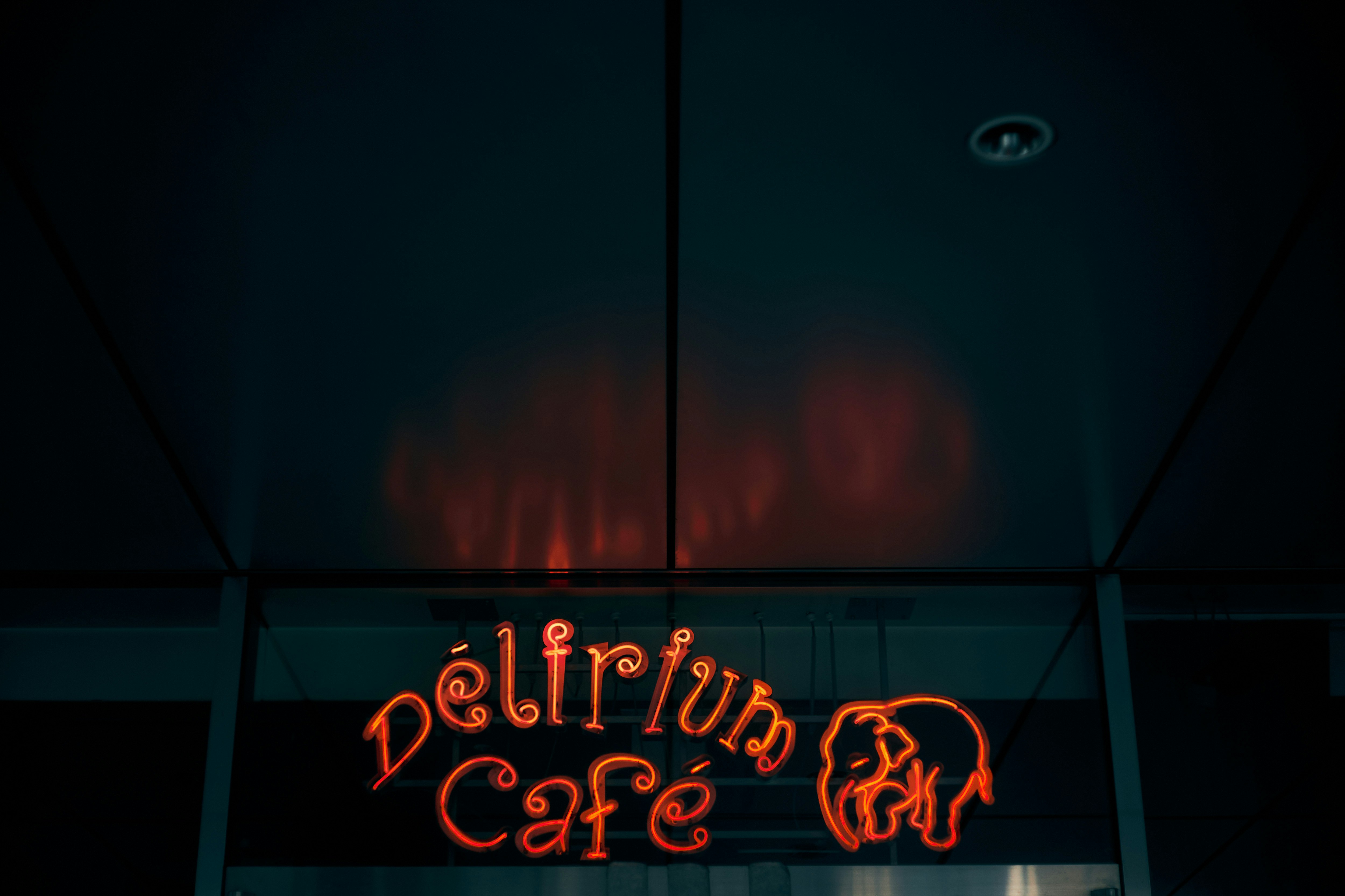 ネオンの看板が光るカフェの外観
