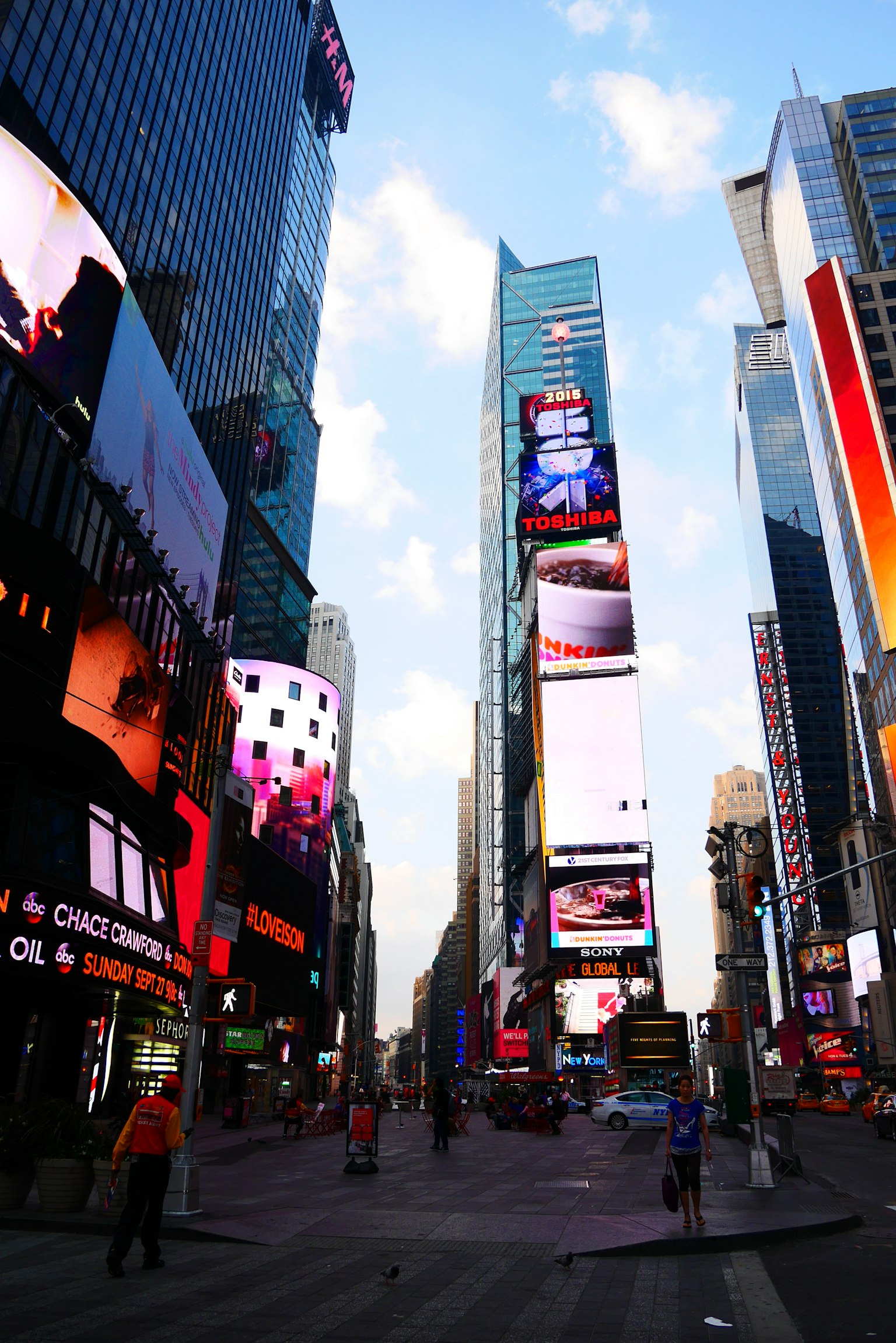 Times Square dengan gedung tinggi dan iklan yang cerah