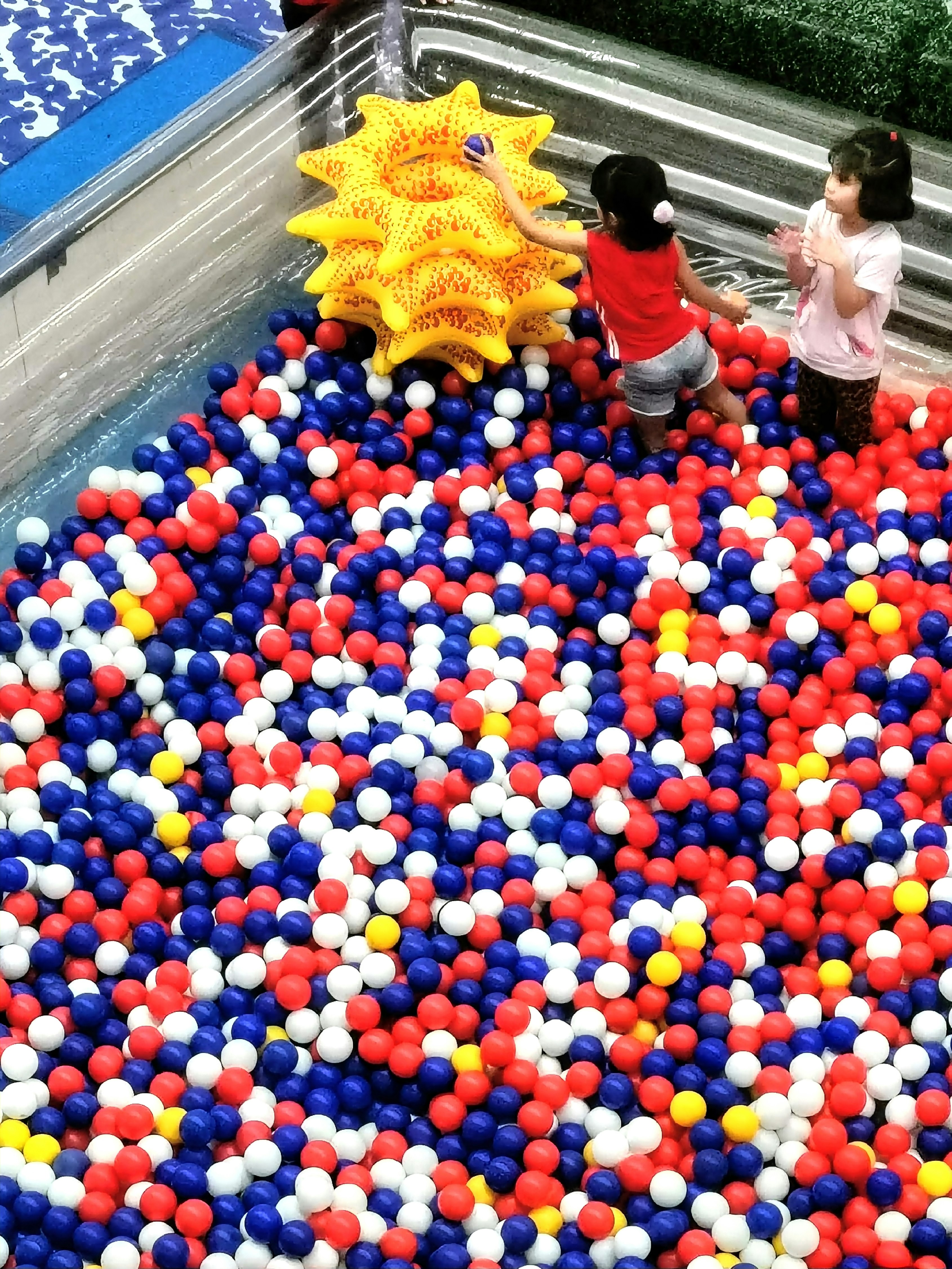 カラフルなボールプールで遊ぶ子どもたちの様子