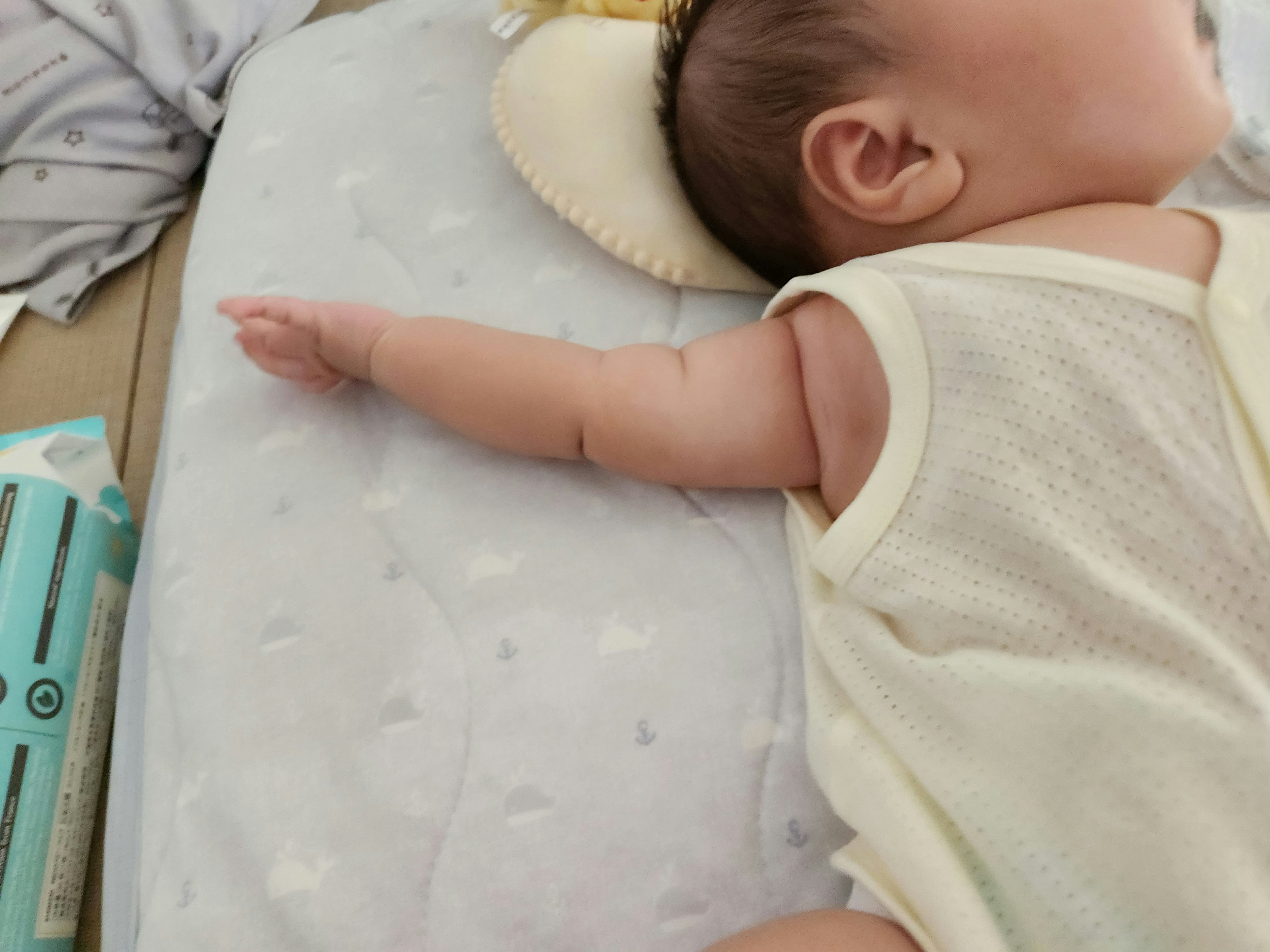 成長を見守る新生児の寝姿