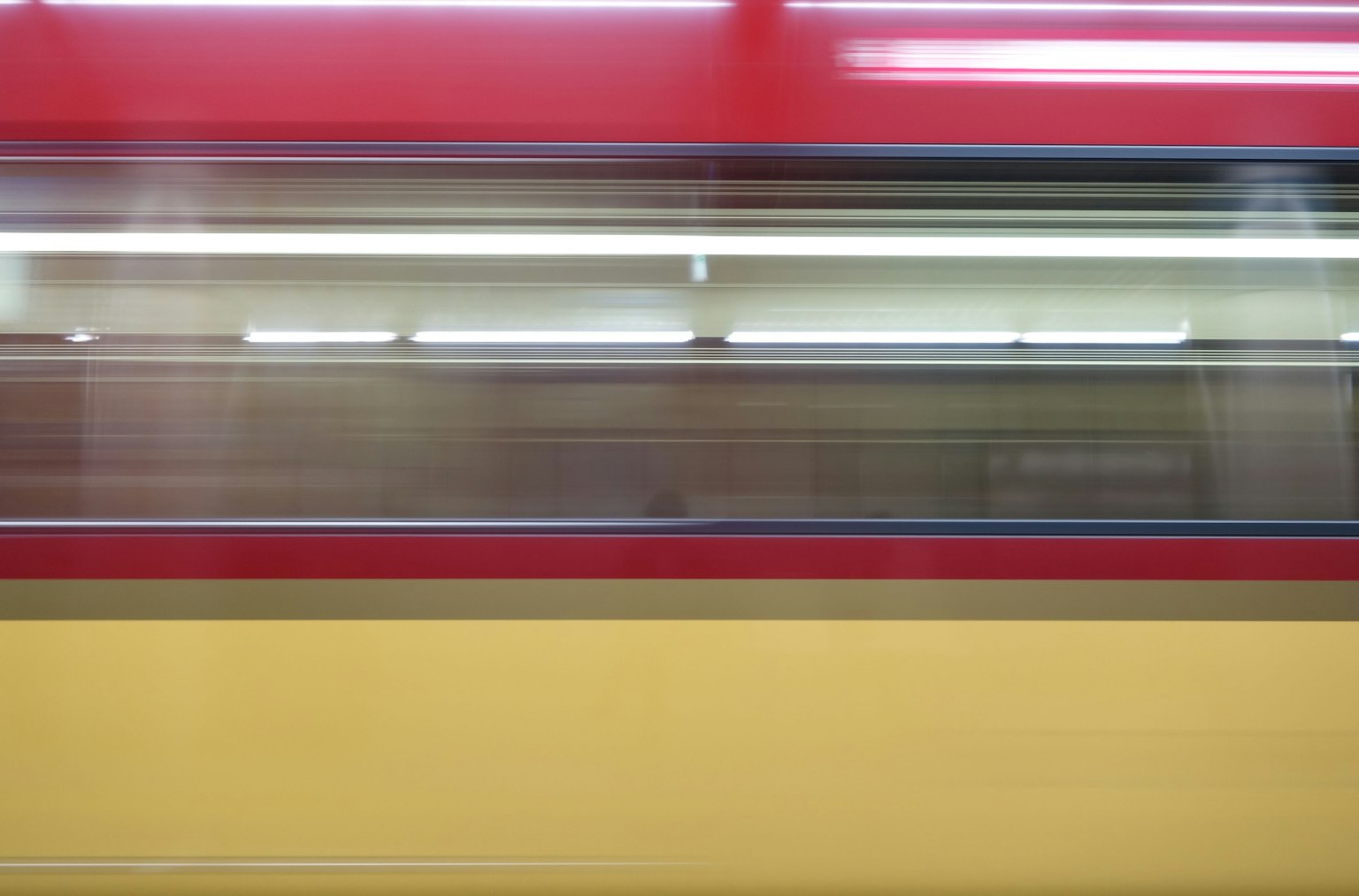 一列紅色和黃色的火車在運動