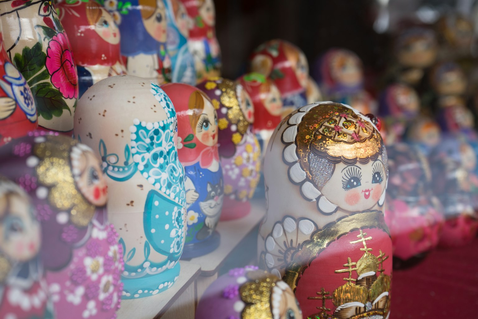 Poupées matryoshka colorées exposées dans une vitrine