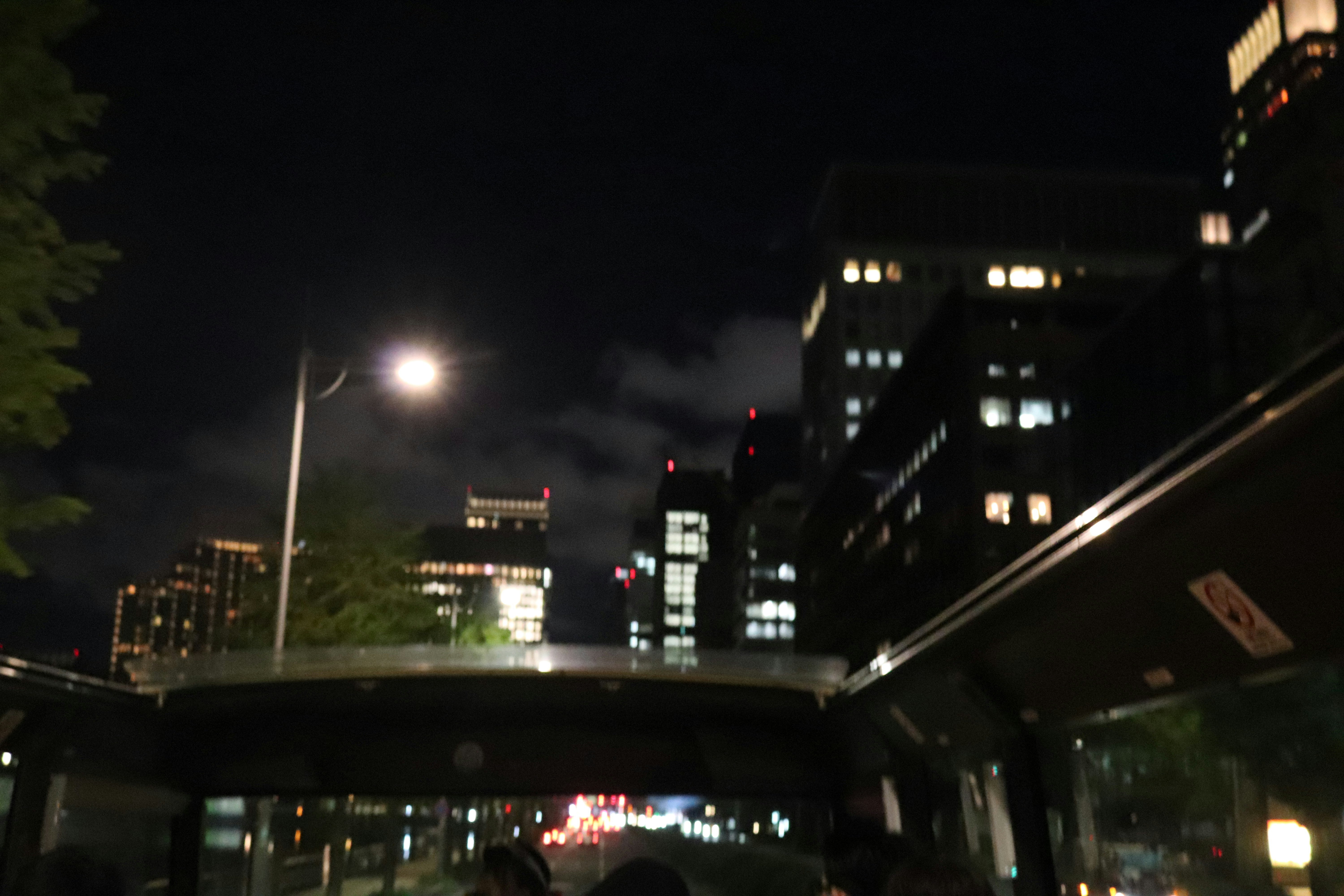 夜の高架とビル群が見える都市の街並み