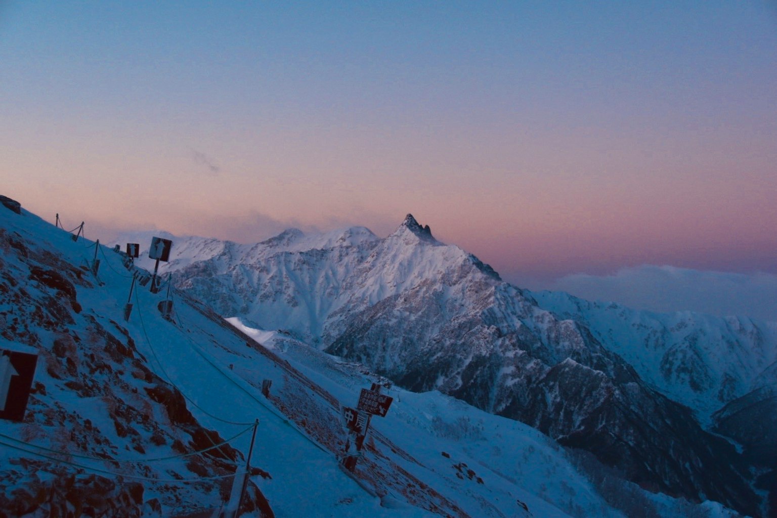 Montagne innevate con cielo al crepuscolo