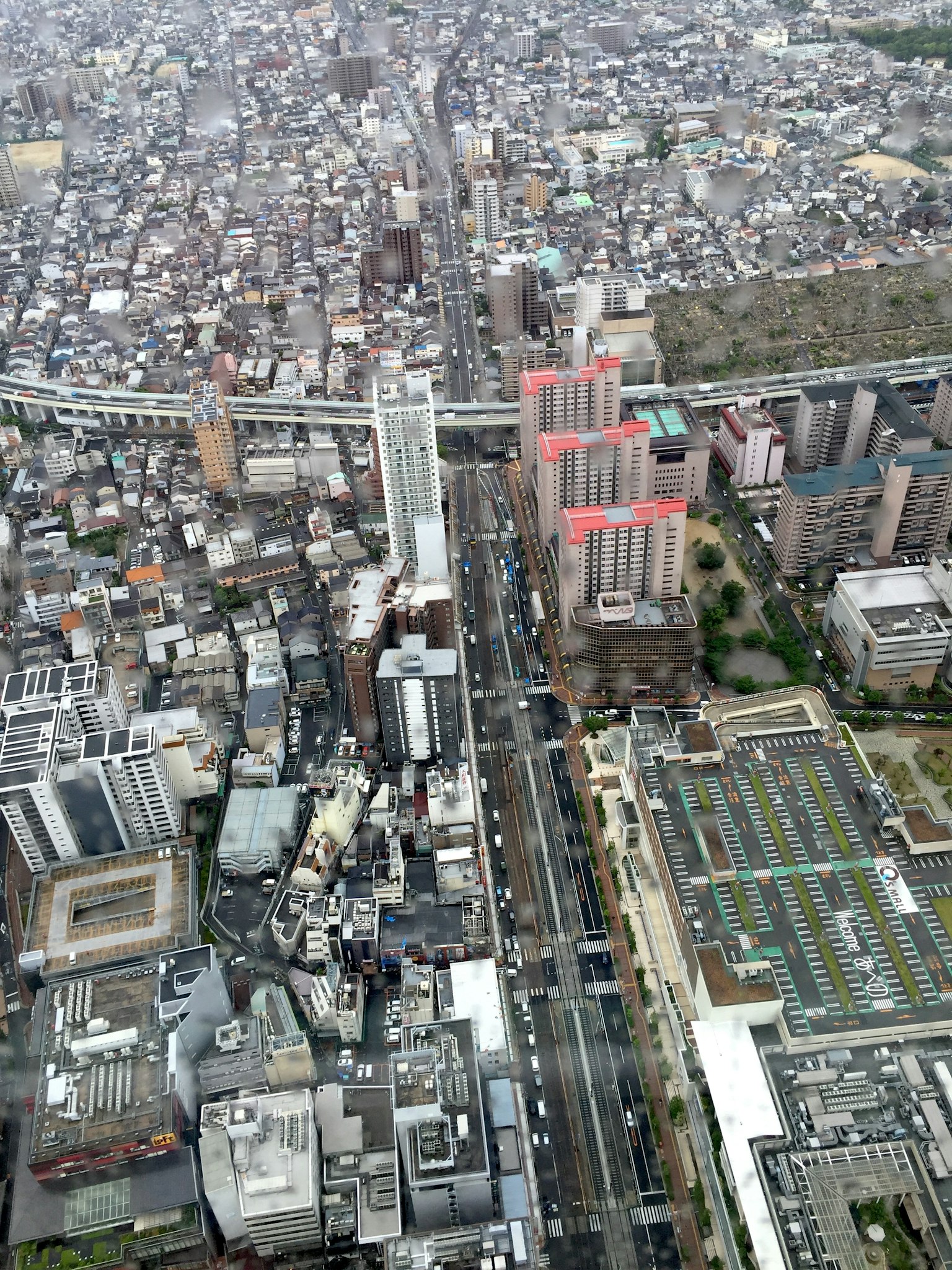 Vista aerea di una città con grattacieli e una strada principale