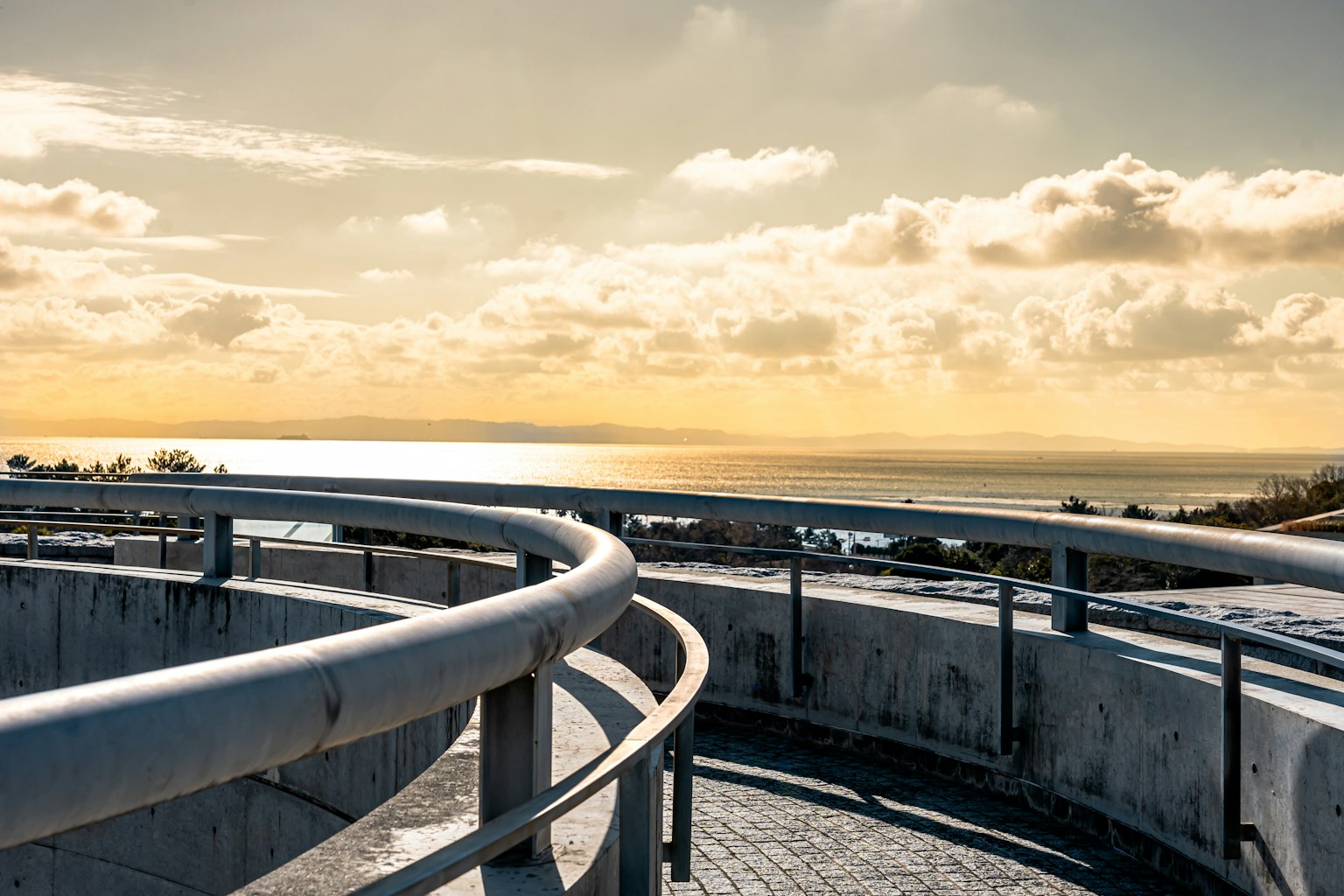 Vista panoramica da una terrazza circolare che si affaccia sul mare