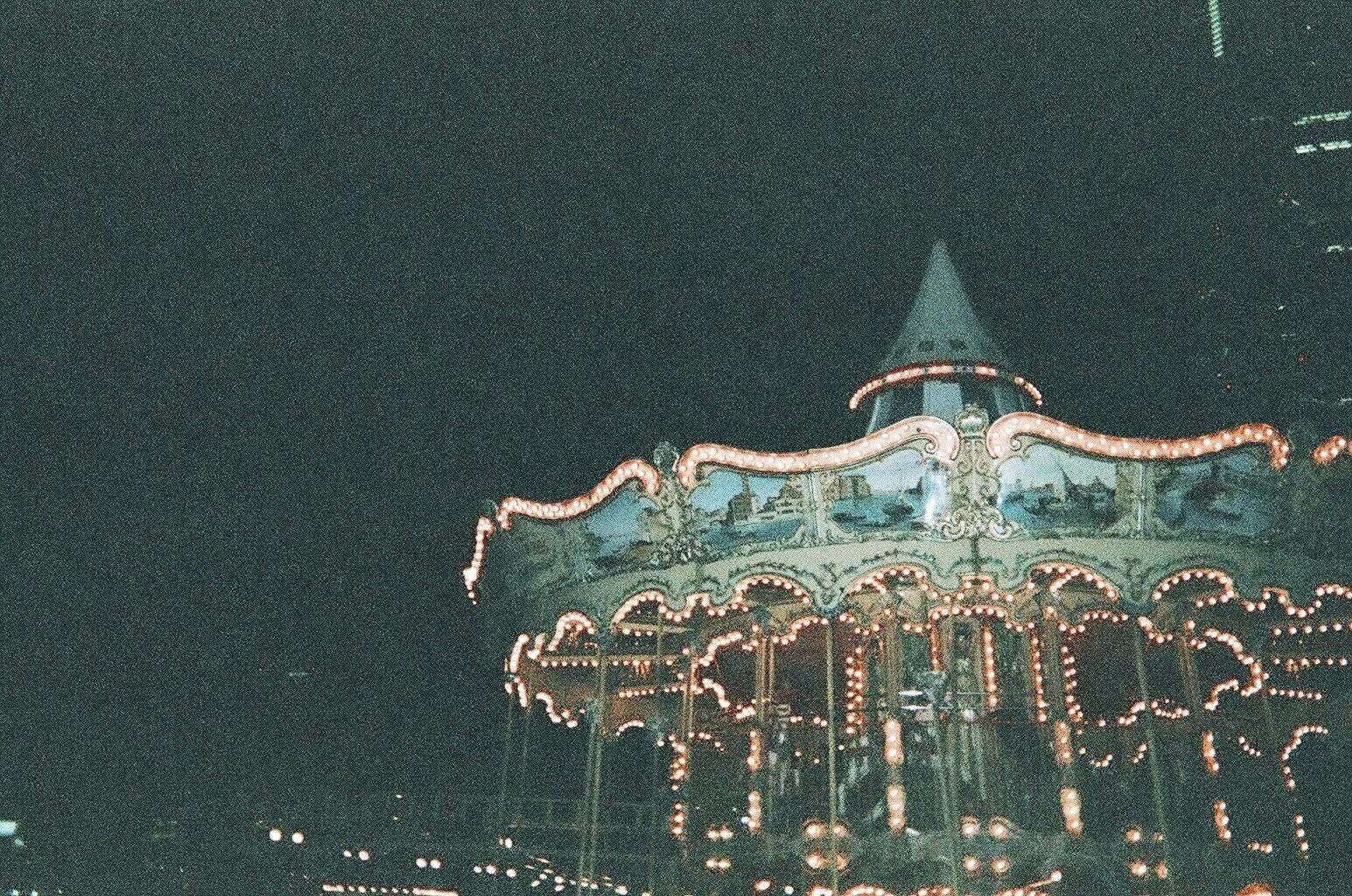 façade d’un bâtiment décorée d’illuminations nocturnes
