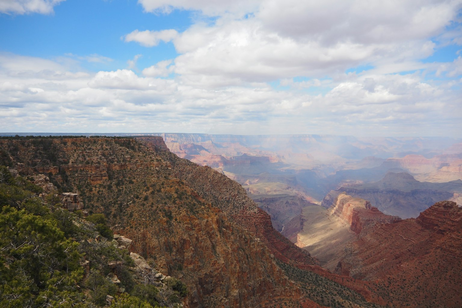 Pemandangan menakjubkan dari Grand Canyon dengan awan luas