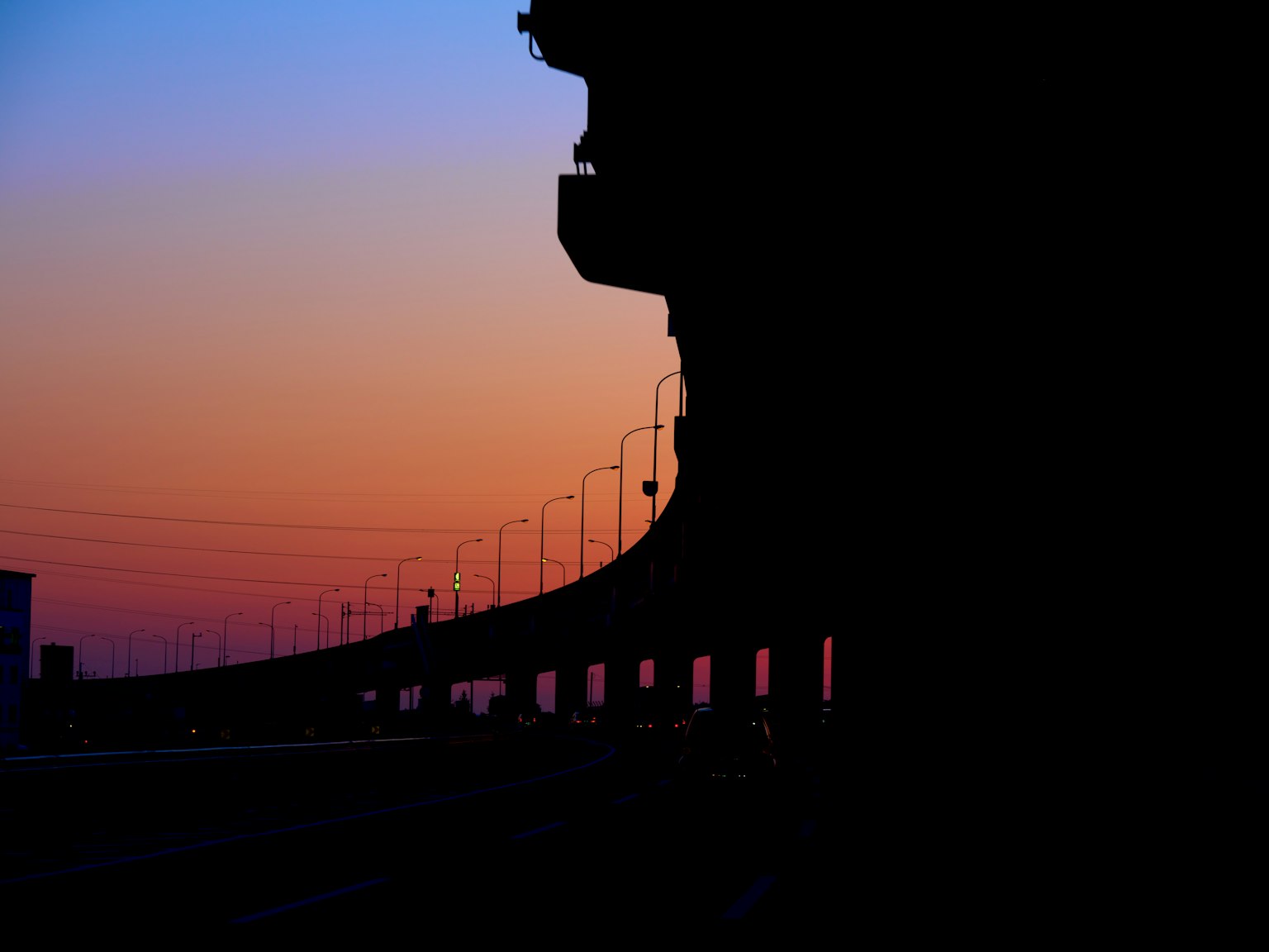 Silhouette di un ponte contro un cielo al tramonto