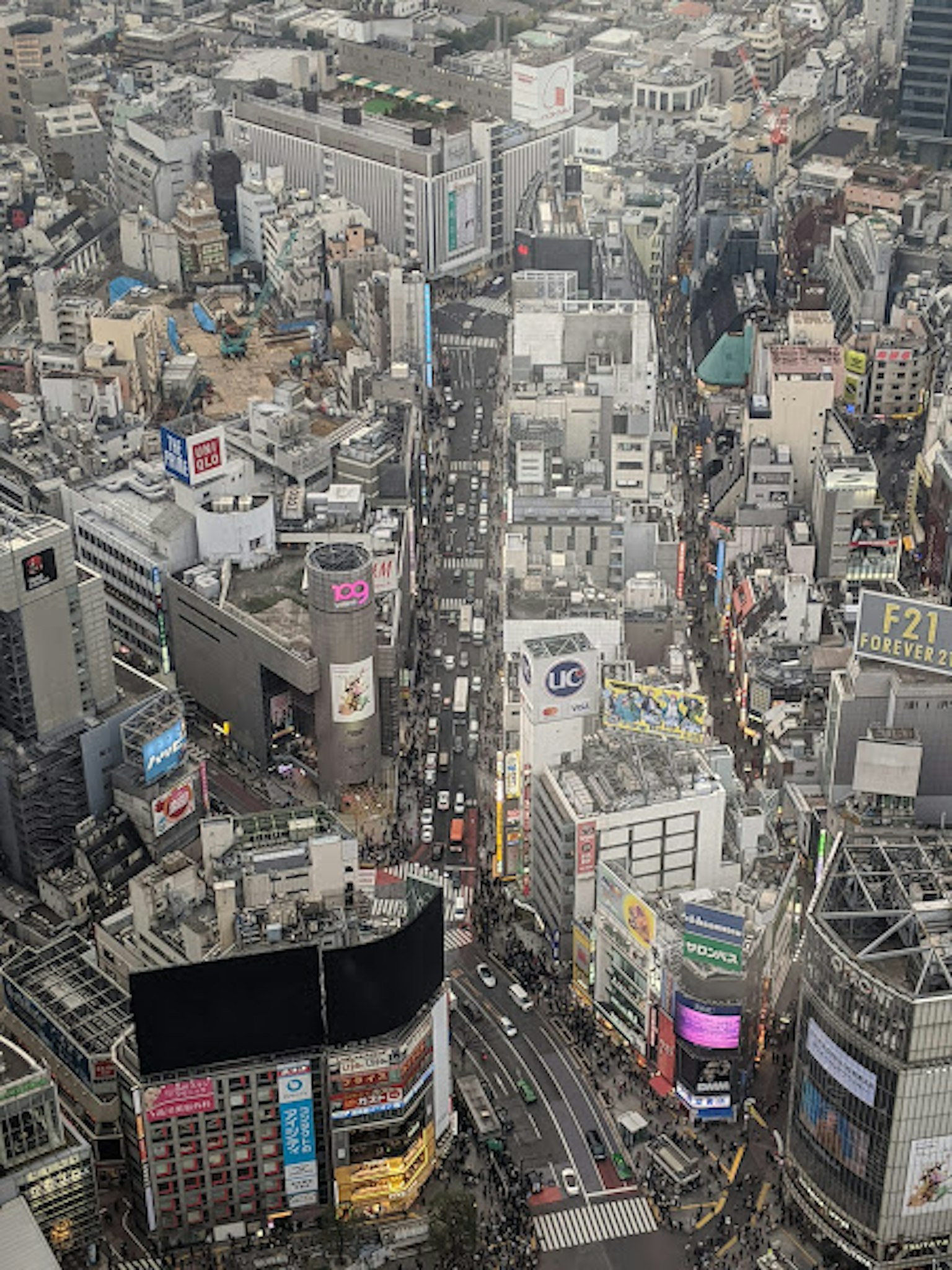 Luftaufnahme der lebhaften Stadtlandschaft von Shibuya mit Hochhäusern und belebten Straßen