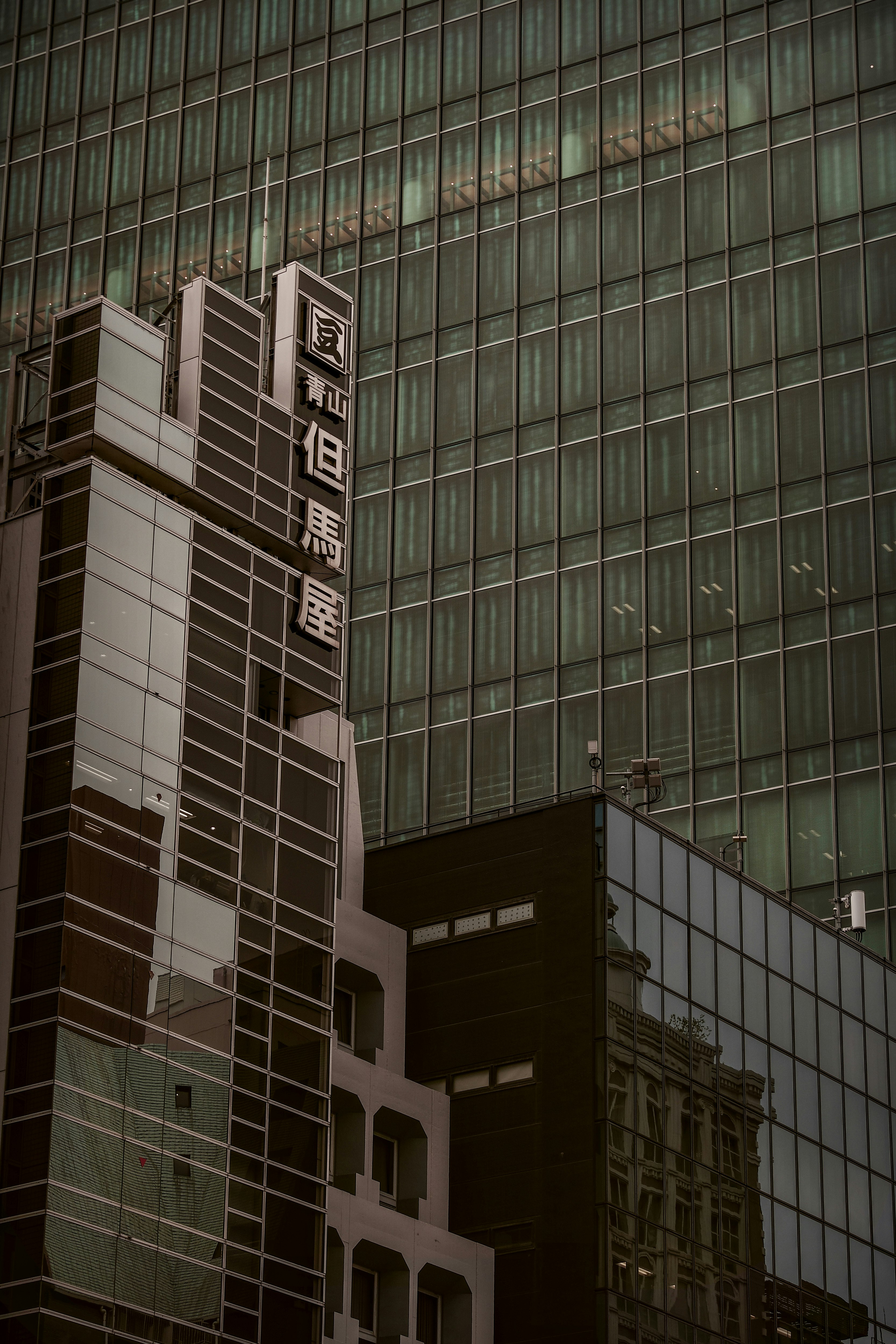 東京の高層ビル群の外観
