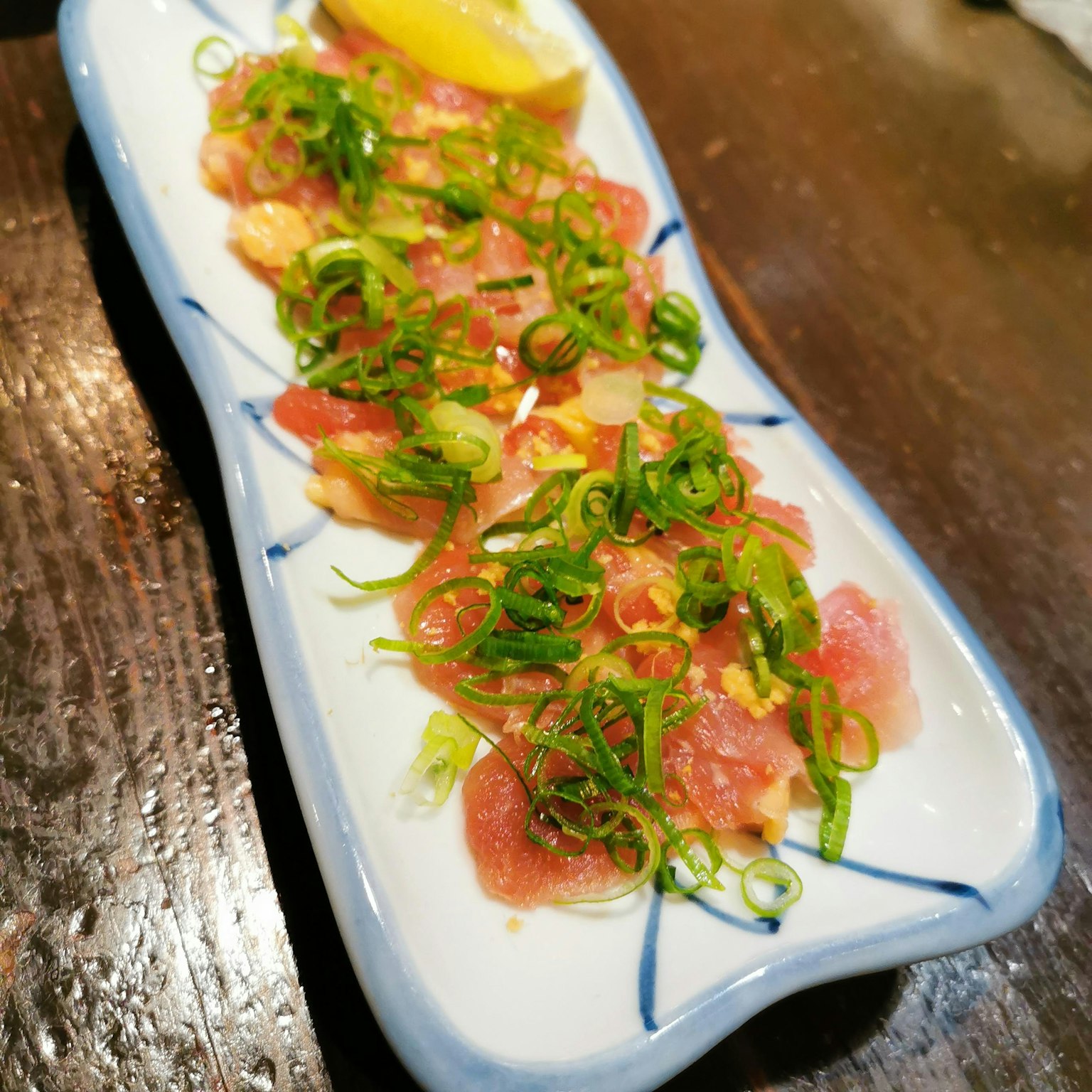 Sashimi cá ngừ thái lát với hành lá và chanh