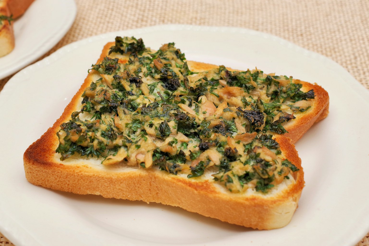 Toast belegt mit einer Mischung aus grünen Gemüse