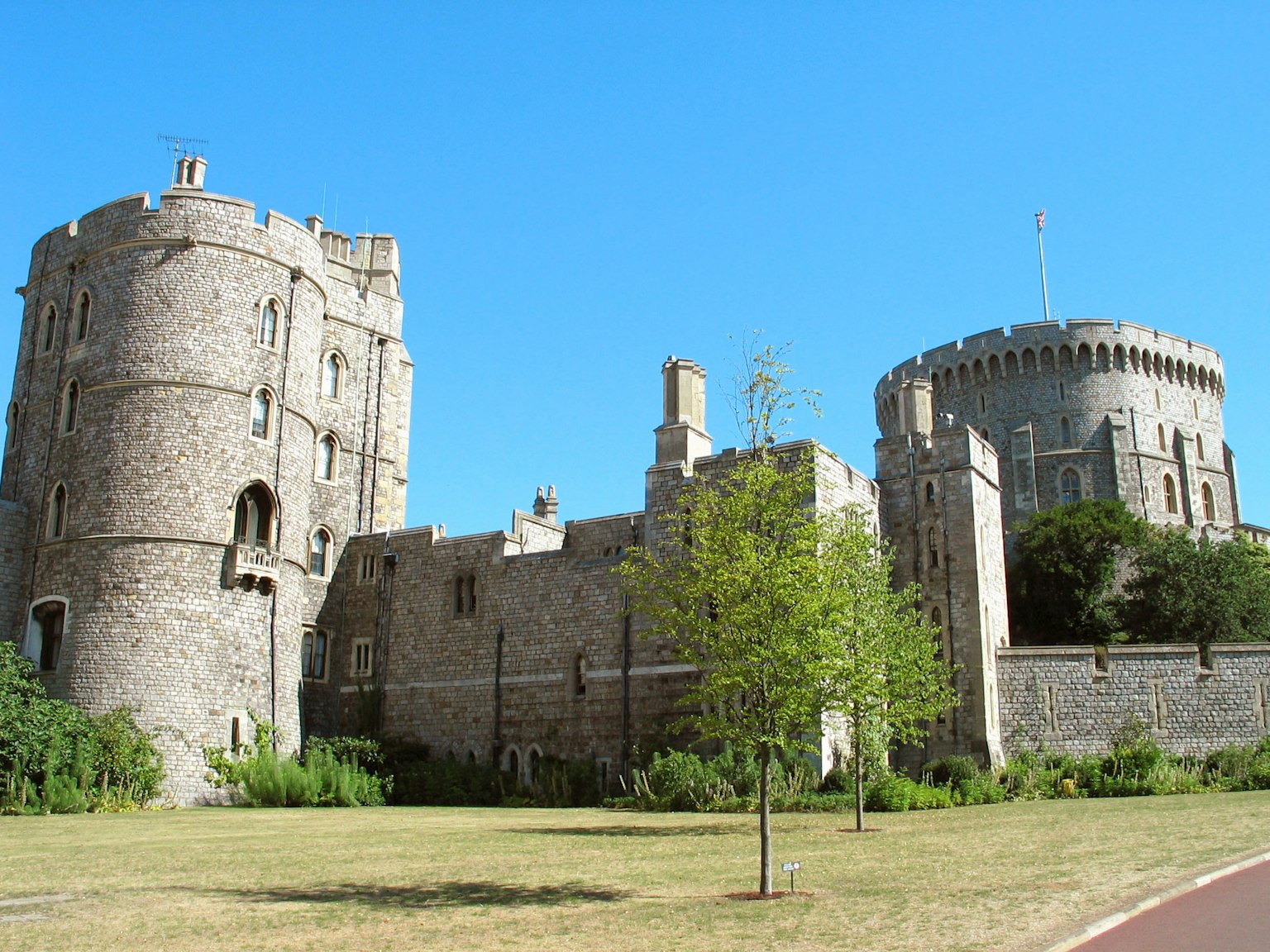 Exterior del castillo de Windsor con césped verde bajo un cielo azul