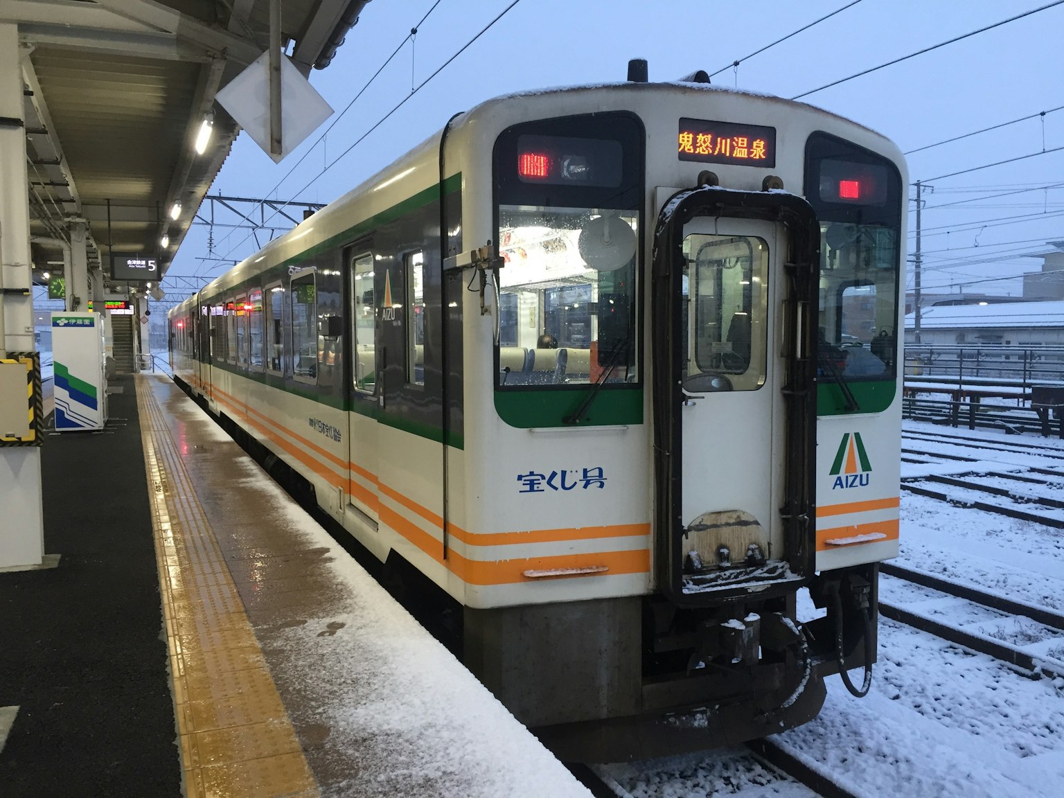Zug an einem schneebedeckten Bahnsteig