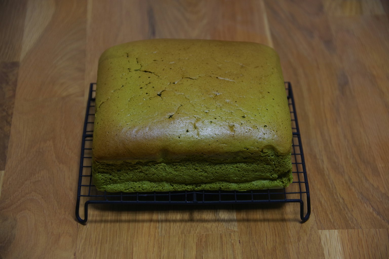 Gebackener Matcha-Kuchen auf einem Kühlschrank