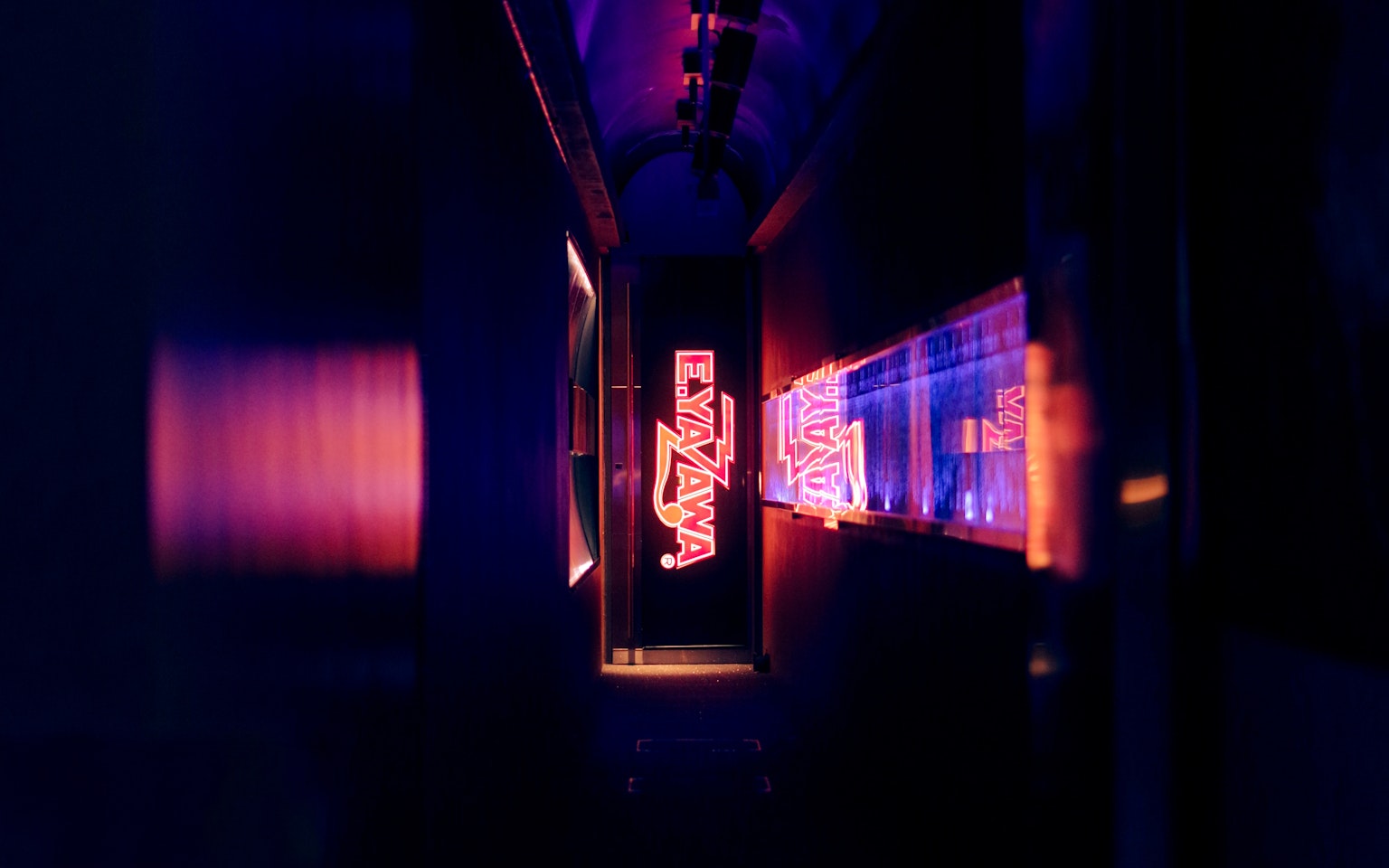 어두운 복도에 있는 네온 사인과 생생한 조명