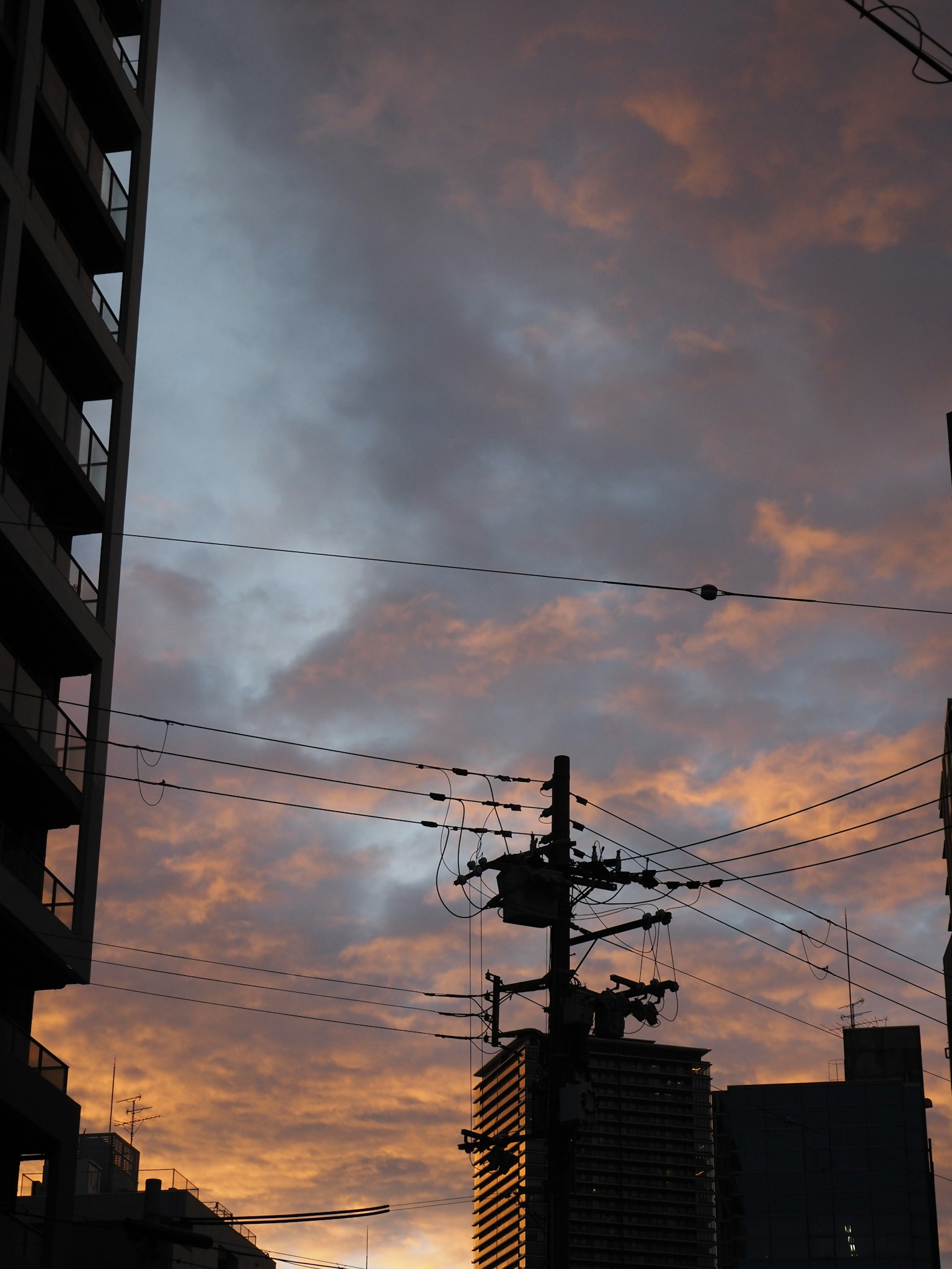 Paysage urbain avec un ciel au coucher de soleil et des silhouettes de bâtiments