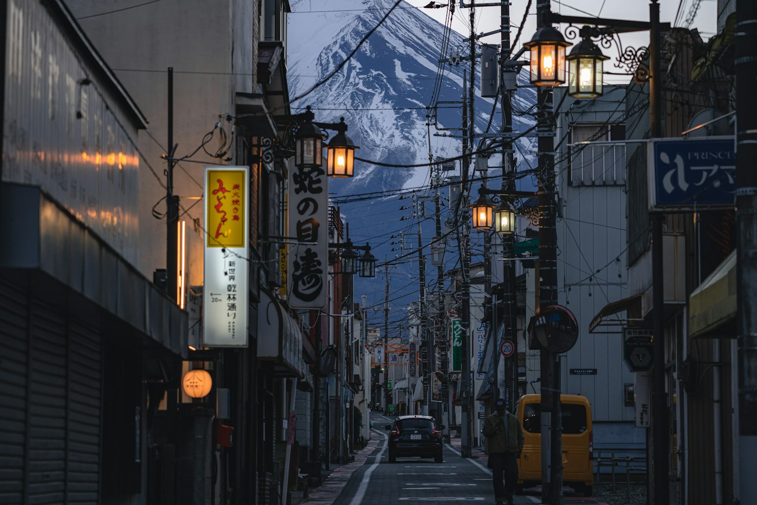 Vista notturna di una strada giapponese con il monte Fuji sullo sfondo