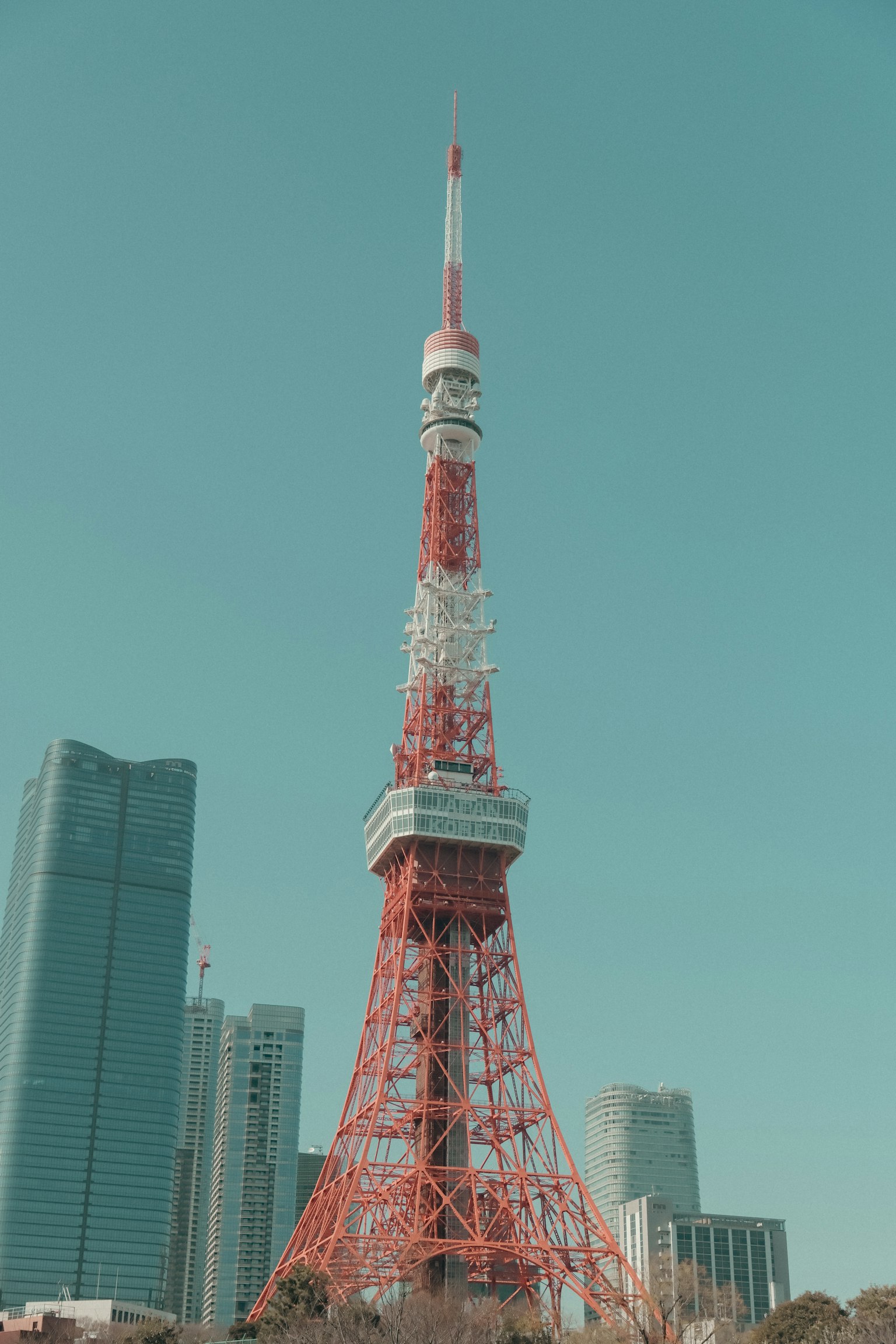 Torre de Tokio con estructura roja y blanca que se eleva bajo un cielo azul