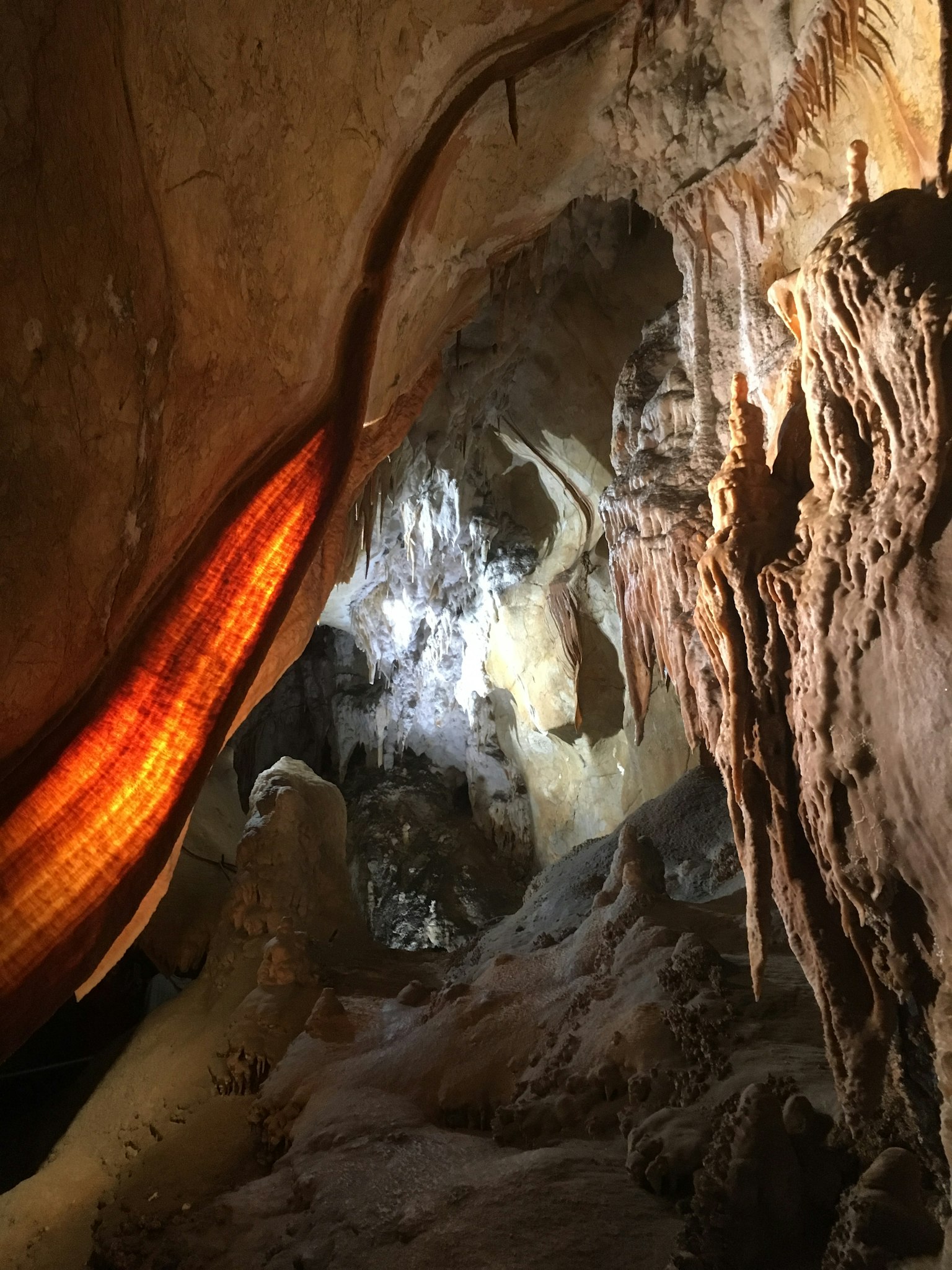 Innenraum einer Höhle mit natürlichen Formationen und Lichteffekten