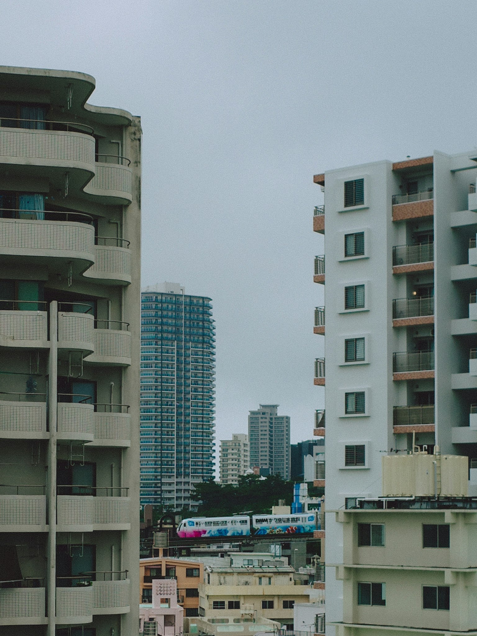城市风景，包含高层建筑和行驶中的列车