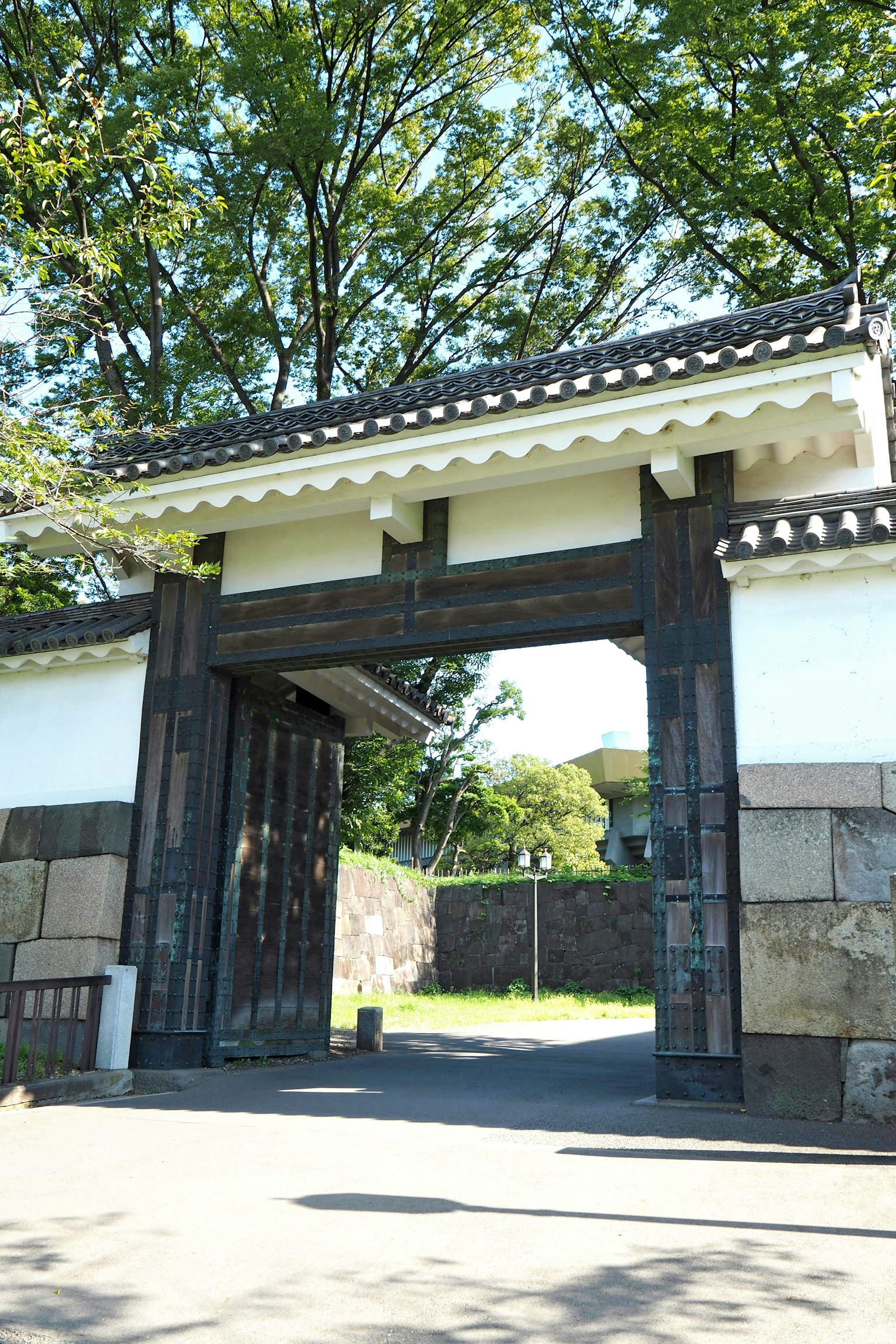 傳統日本門與背景的郁郁蔥蔥樹木