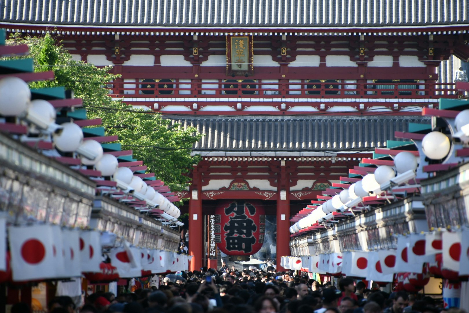 提灯と幟が並ぶ神社の参道のにぎわい