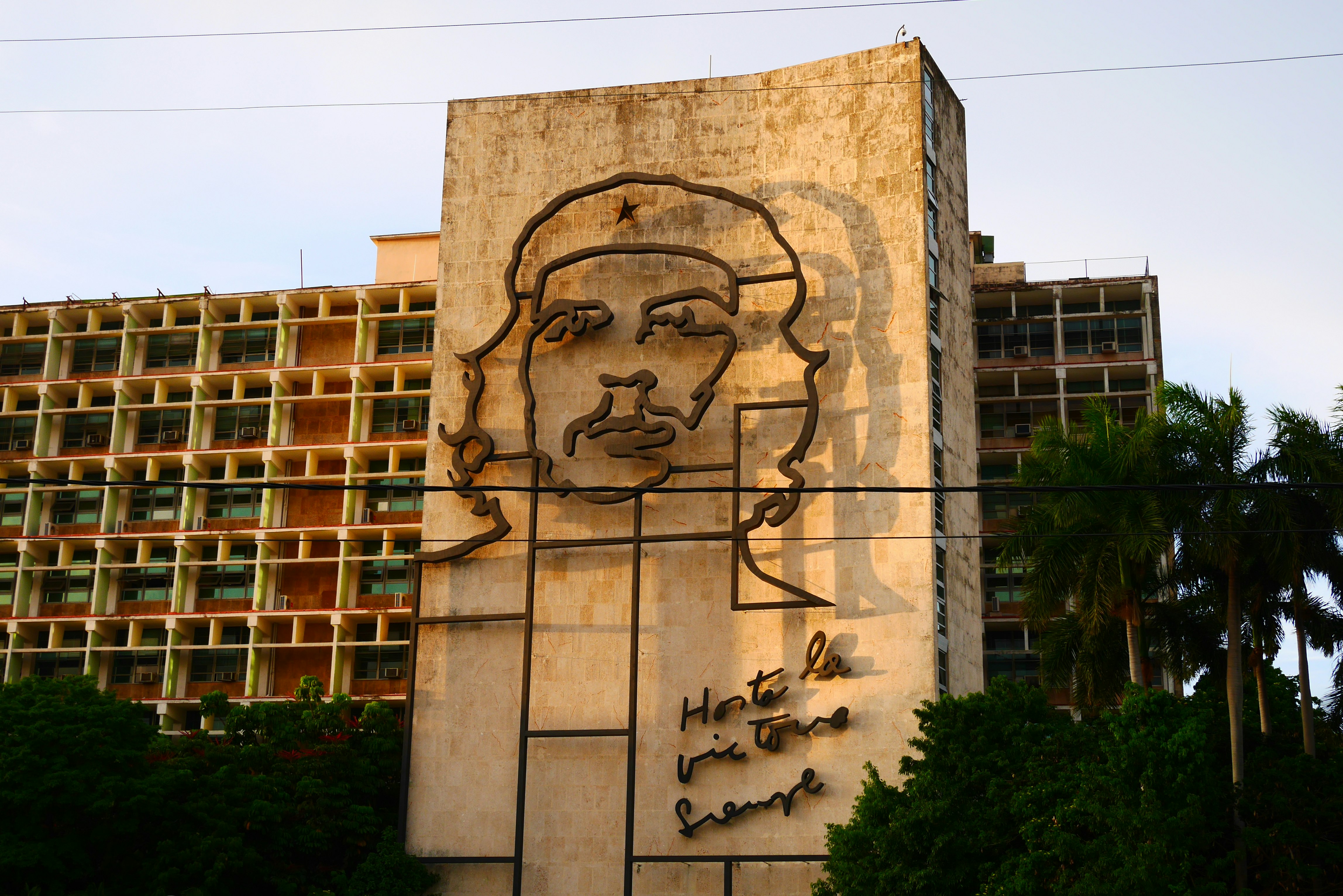 Un relief sculpté d’un portrait sur un mur avec la façade d’un bâtiment